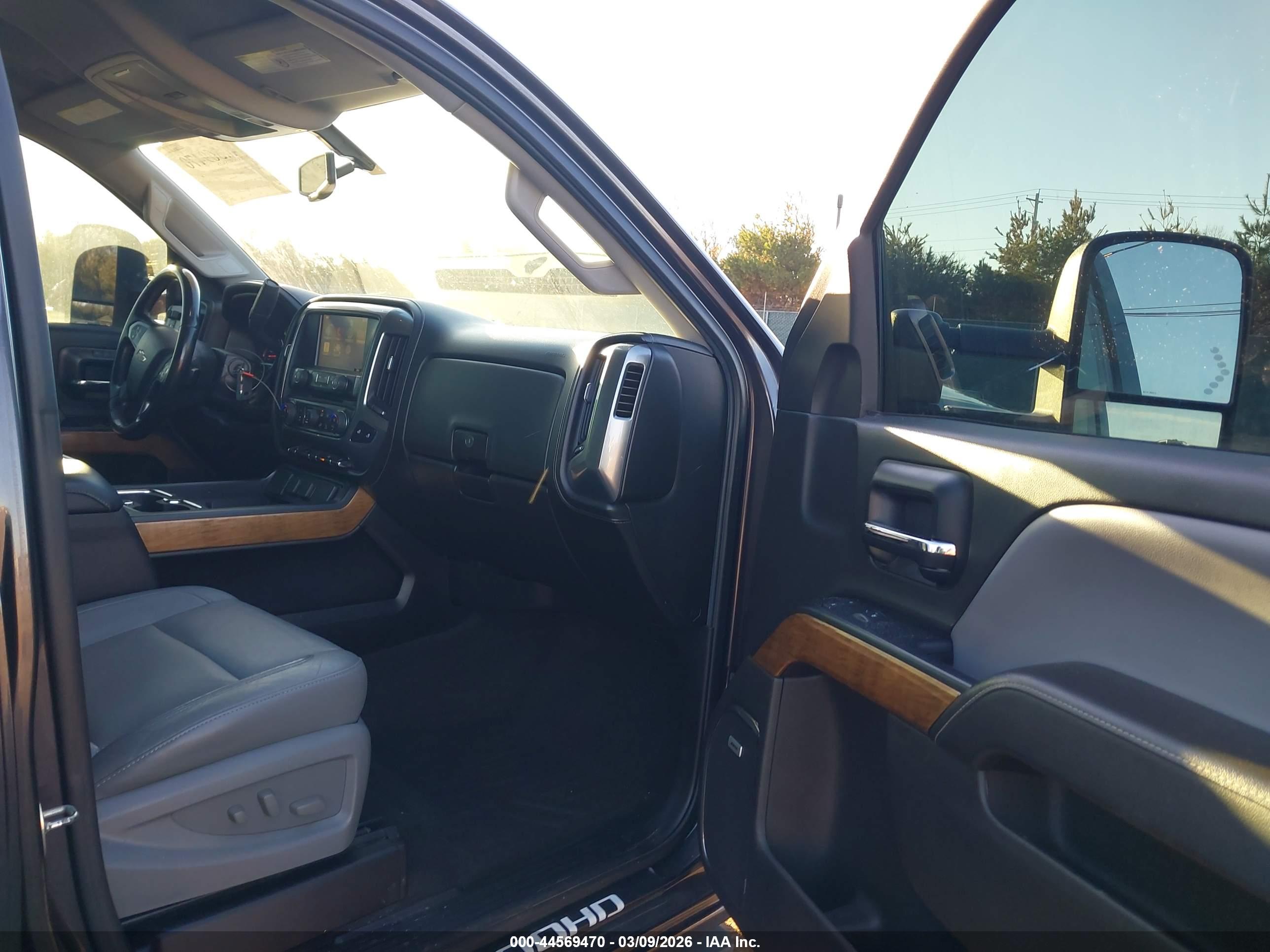 CHEVROLET SILVERADO image 5