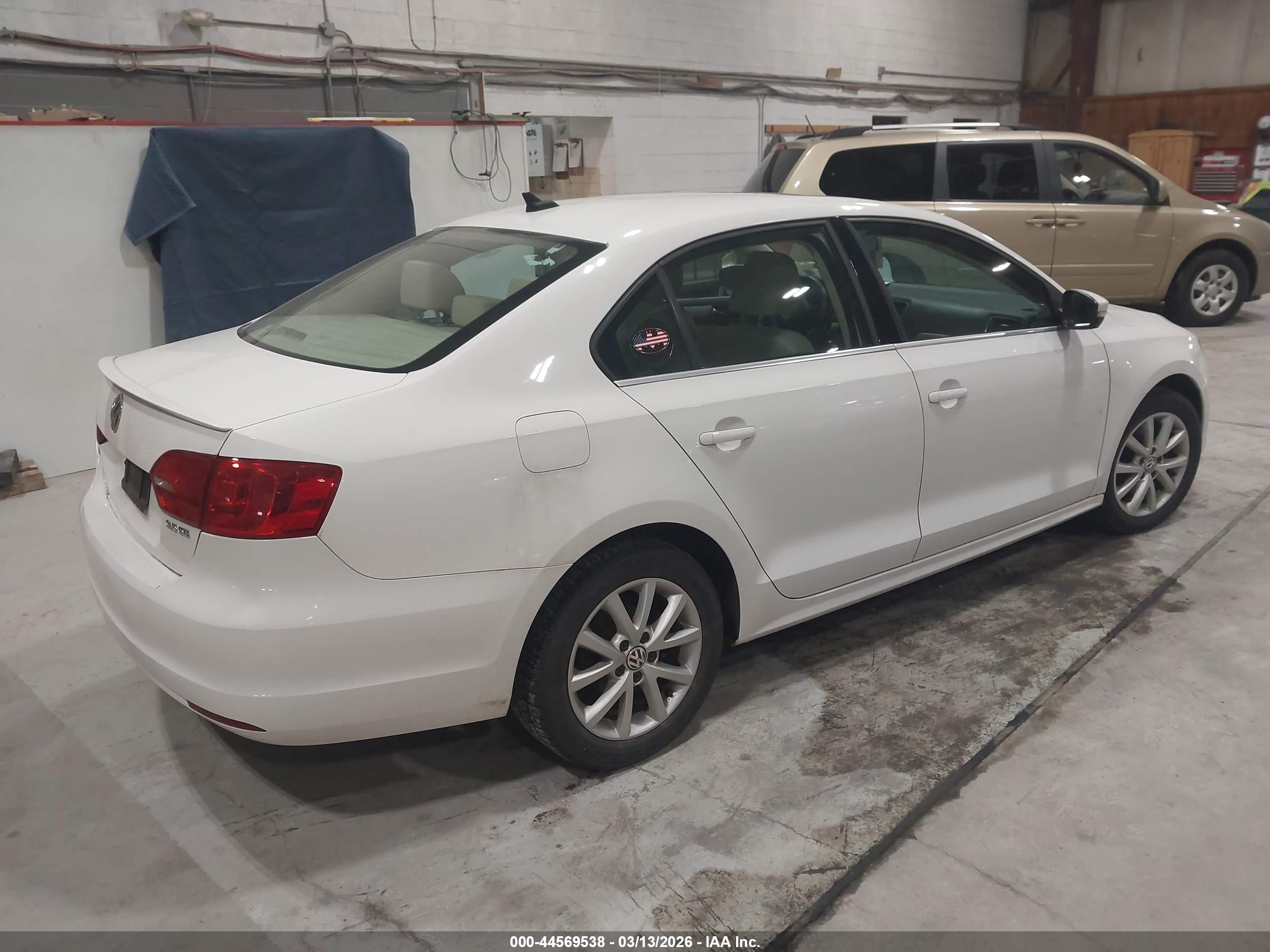 VOLKSWAGEN JETTA image 4