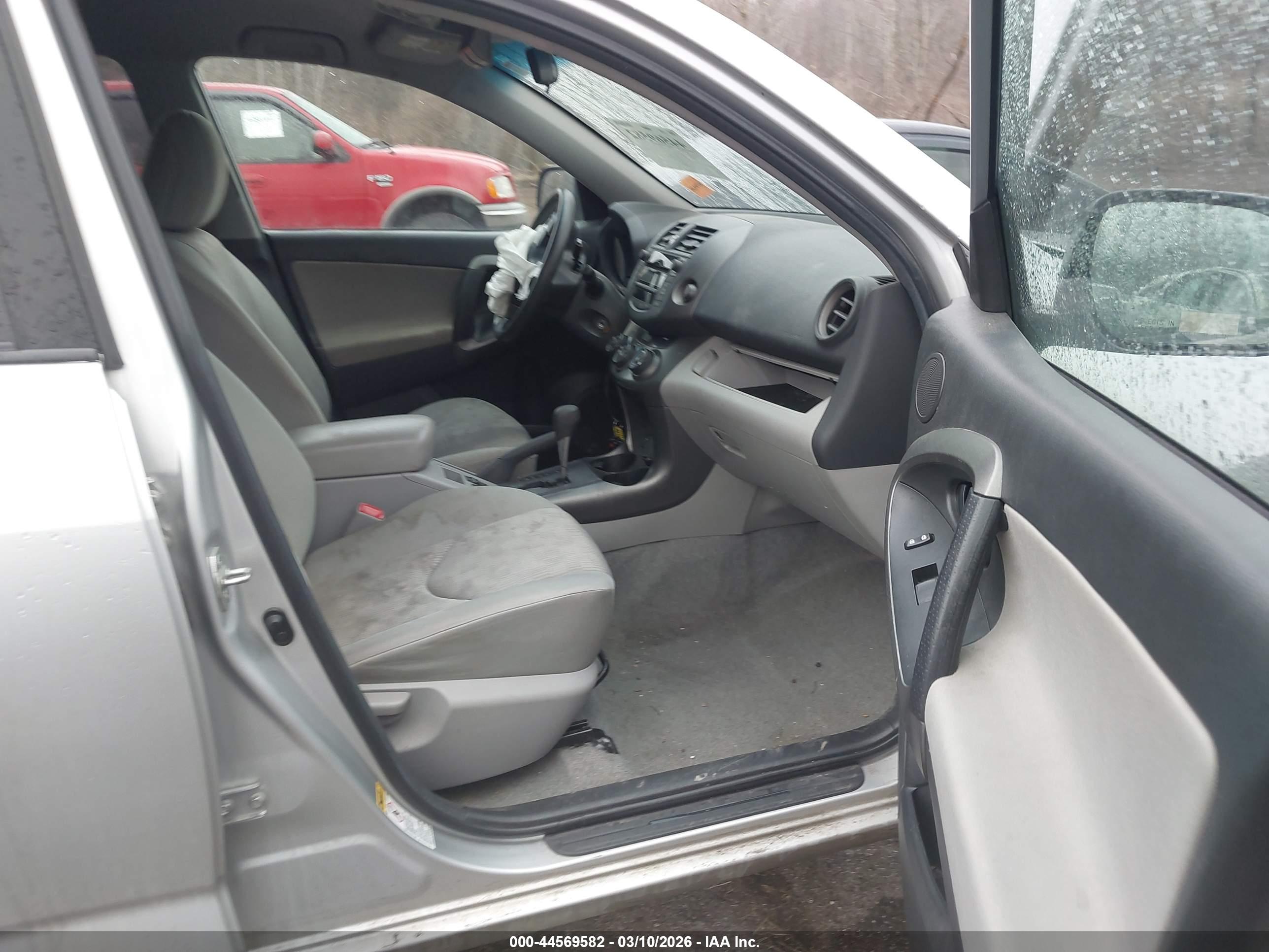 TOYOTA RAV4 image 5