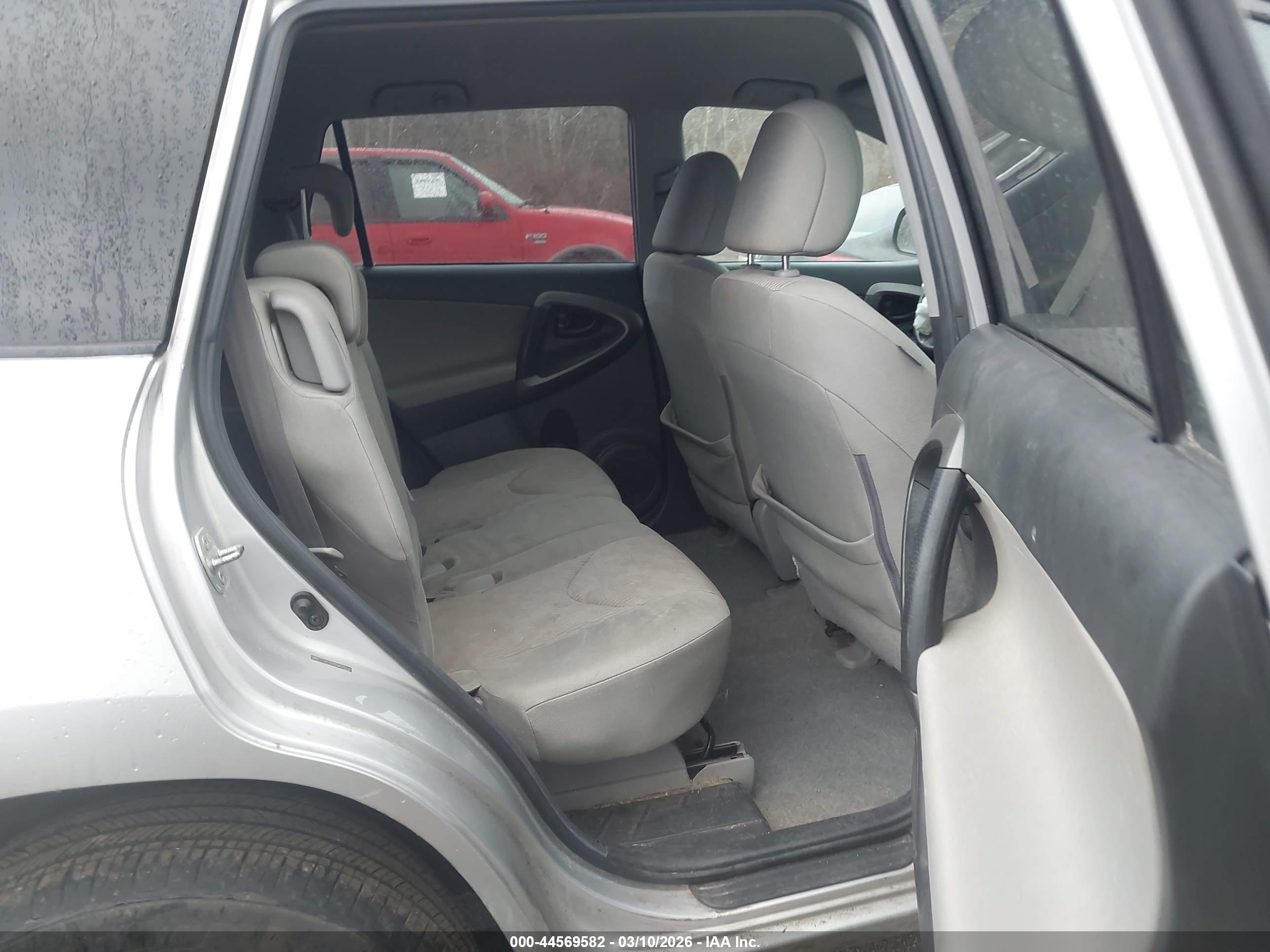 TOYOTA RAV4 image 8