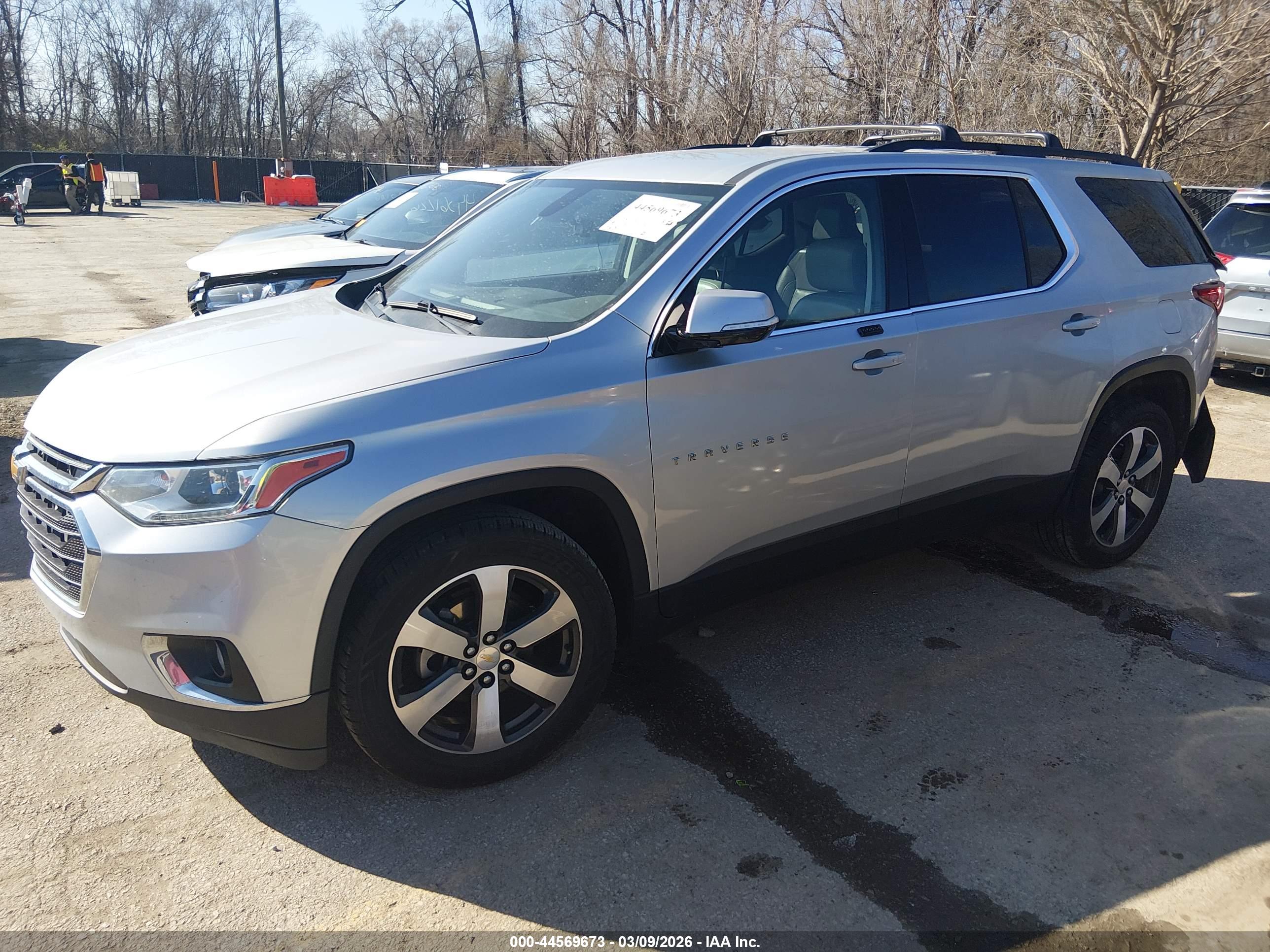 CHEVROLET TRAVERSE image 2