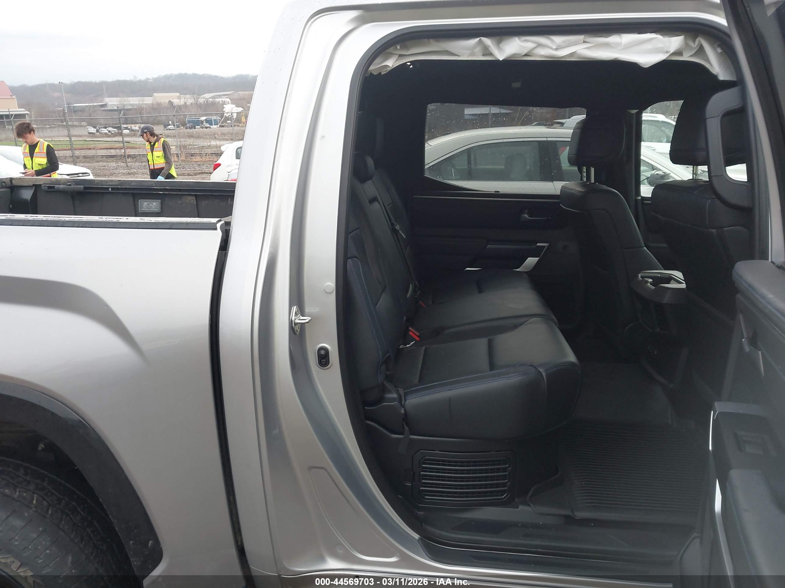 TOYOTA TUNDRA image 8