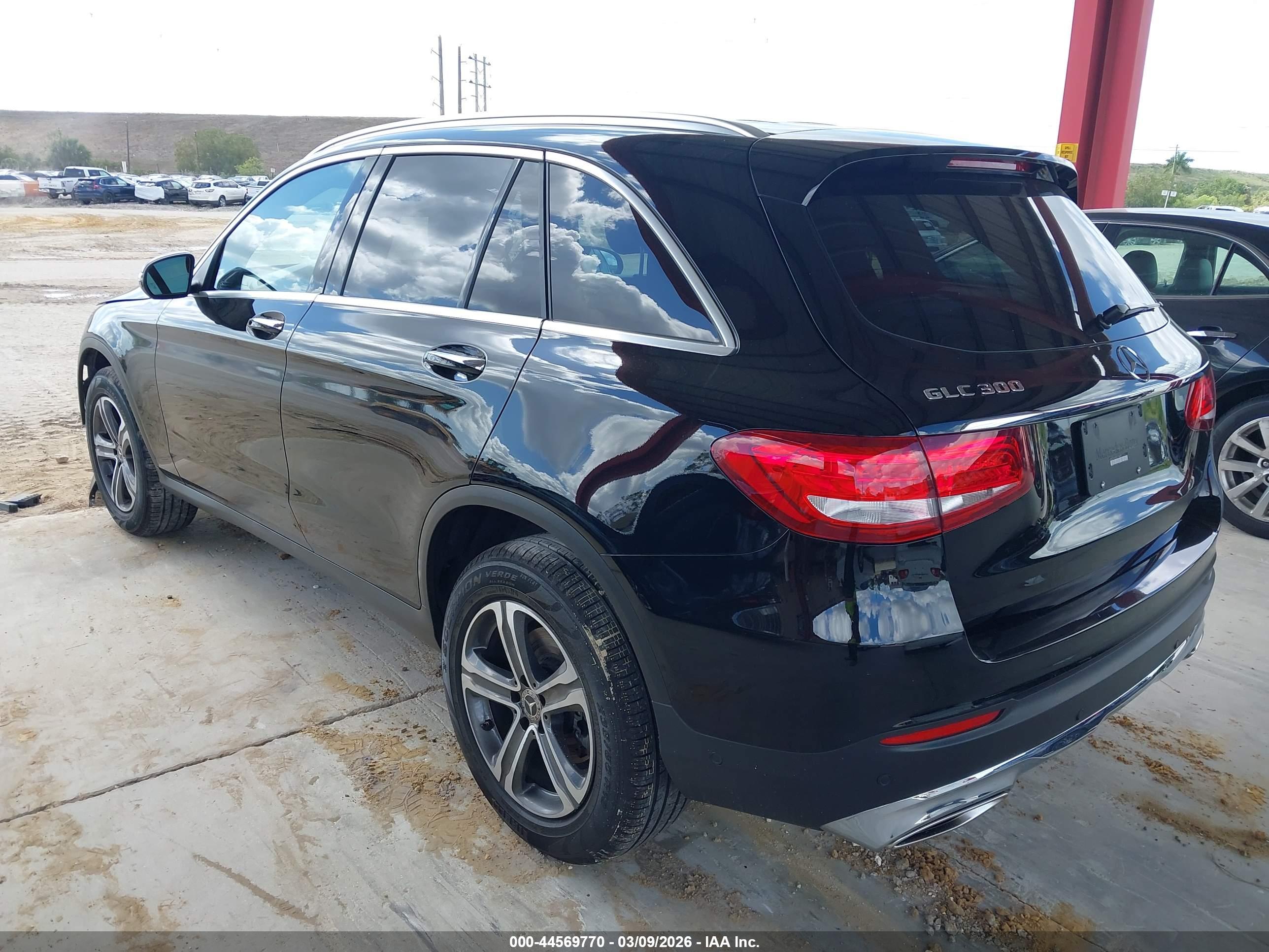 MERCEDES-BENZ GLC image 3