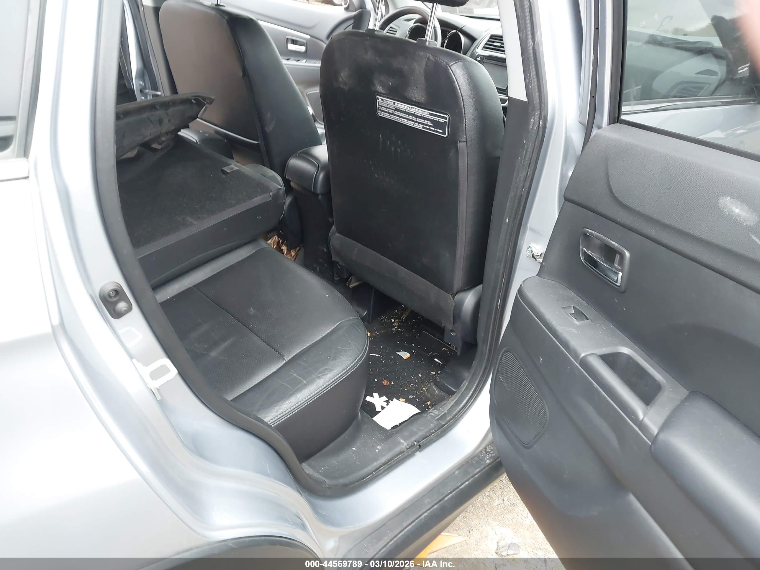 MITSUBISHI OUTLANDER image 8