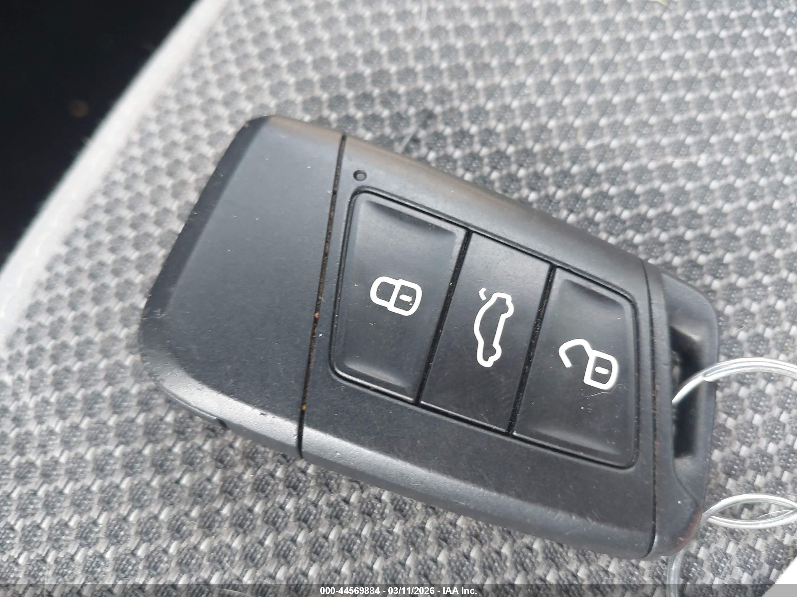 VOLKSWAGEN TAOS image 11