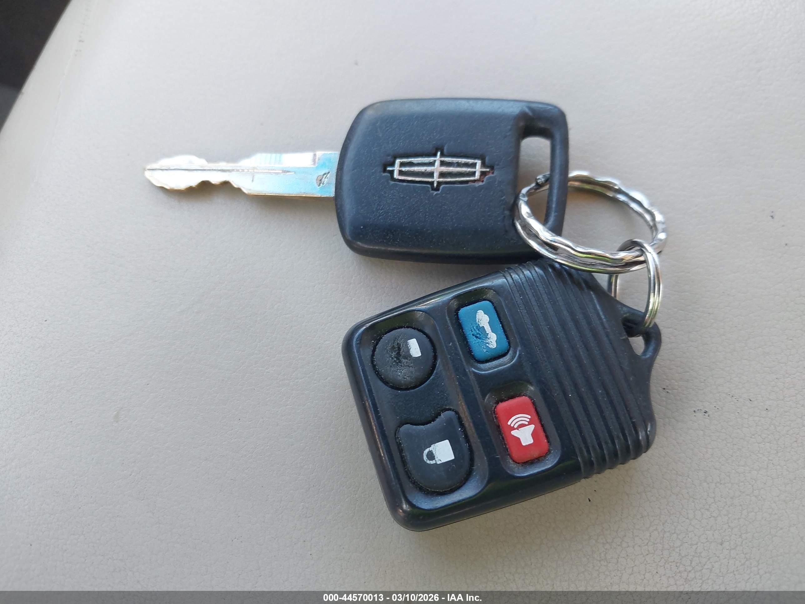 LINCOLN TOWN image 11
