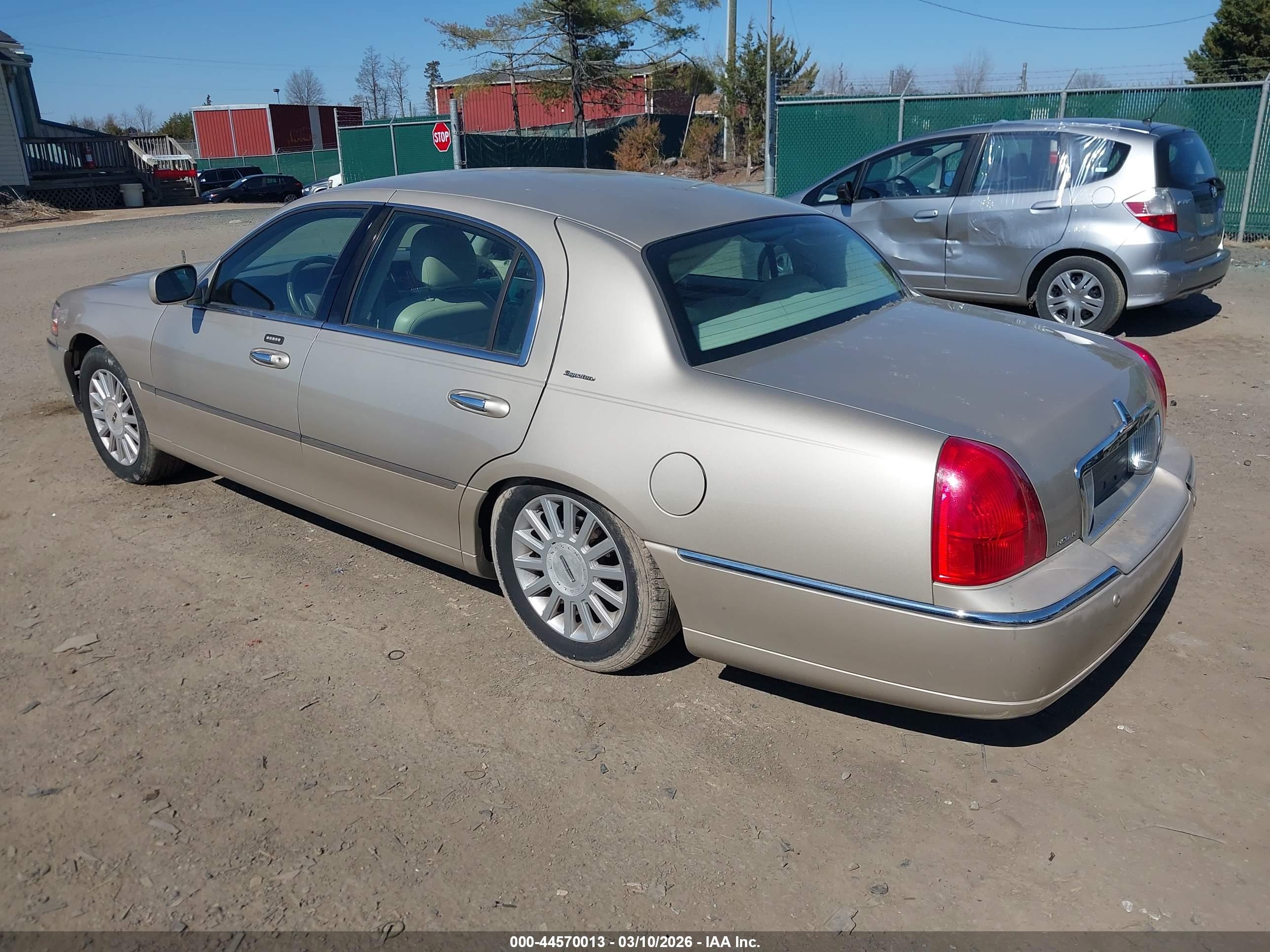LINCOLN TOWN image 3