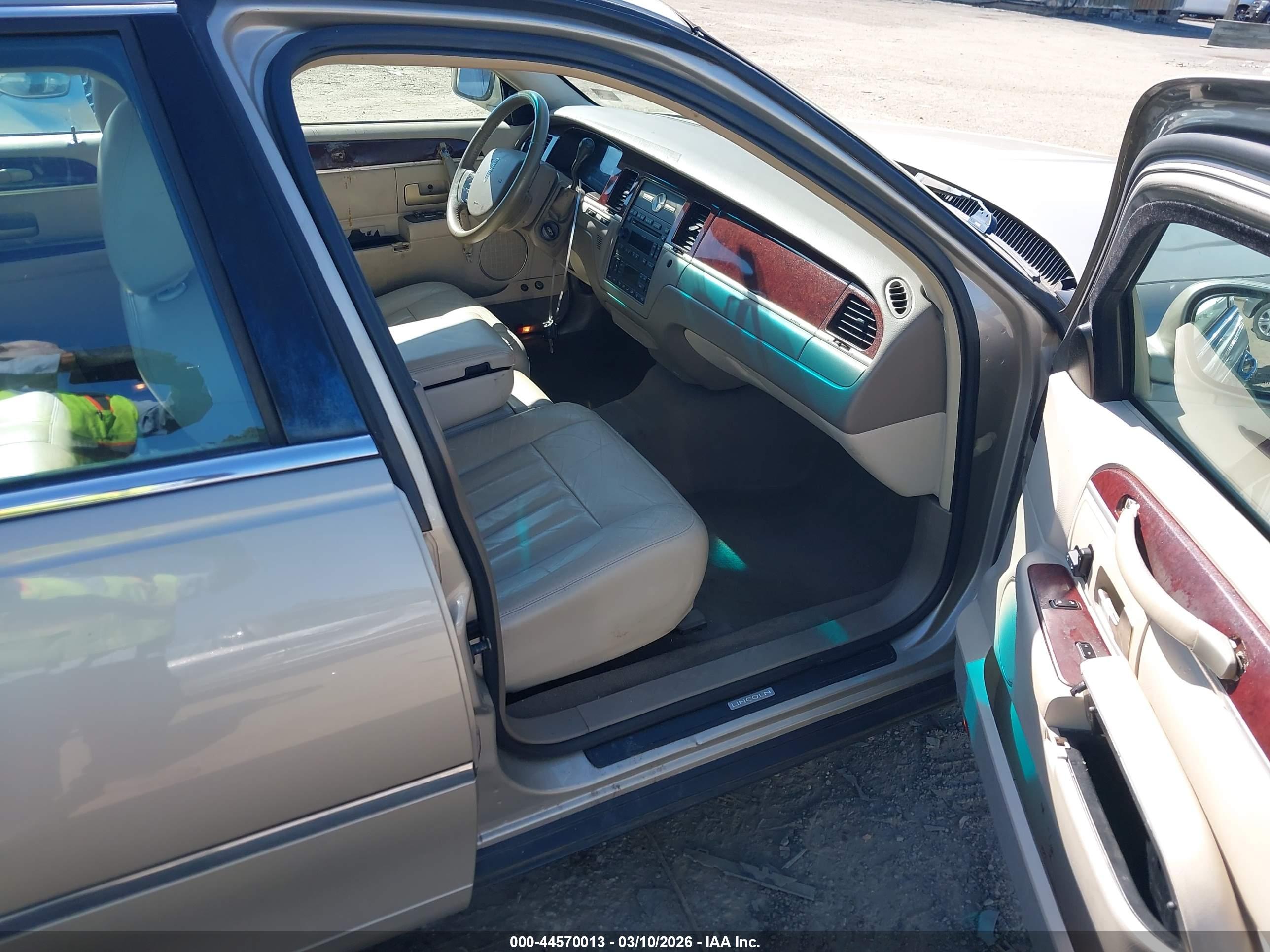 LINCOLN TOWN image 5