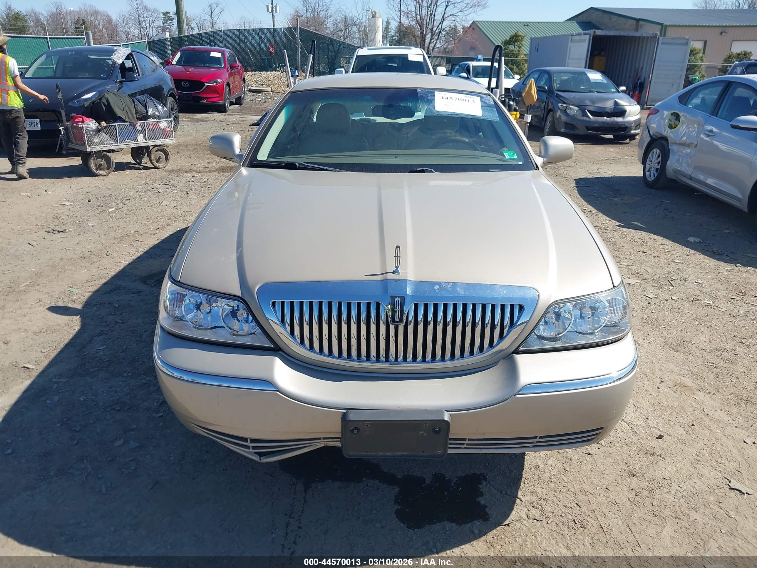 LINCOLN TOWN image 6