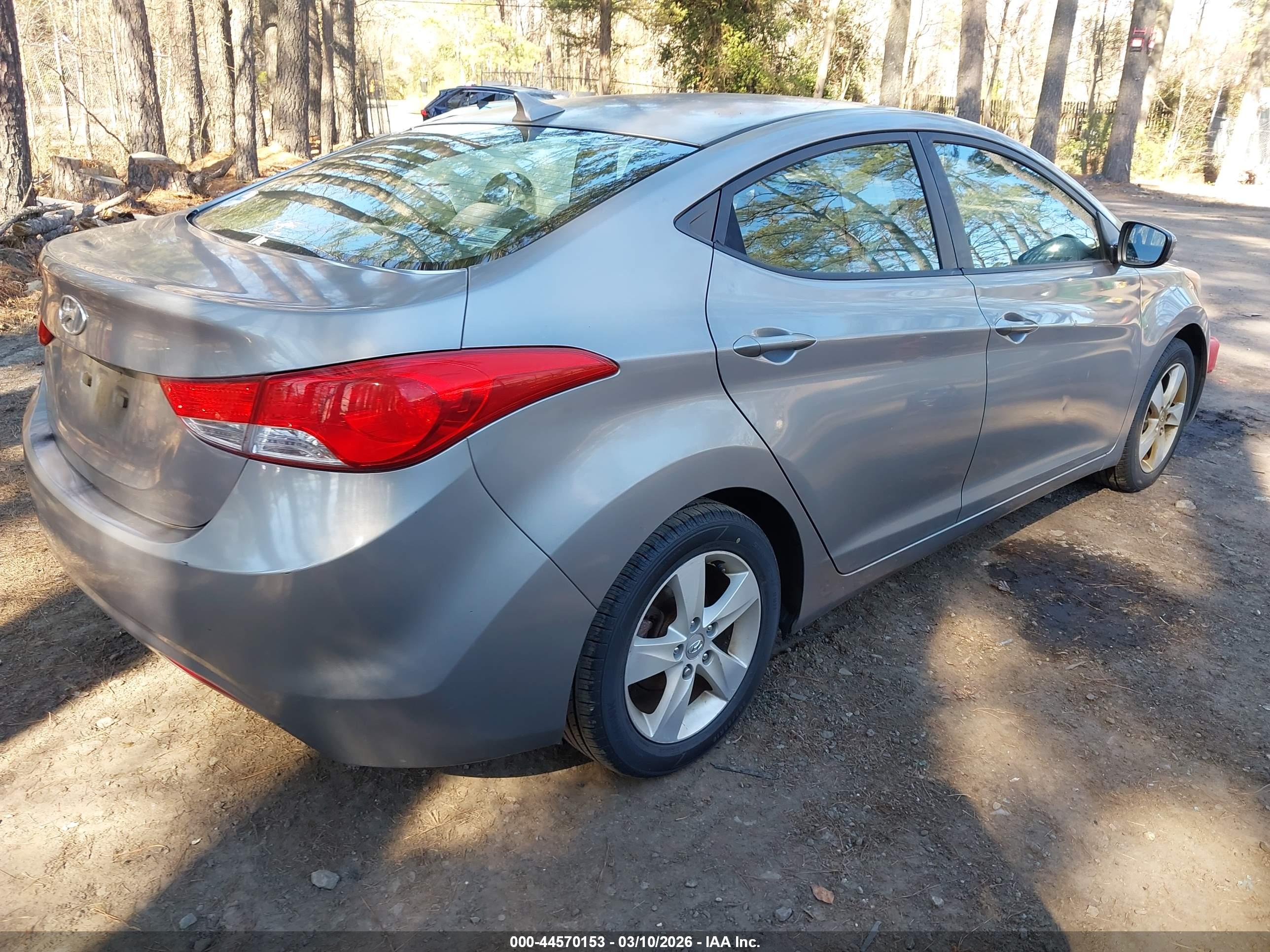 HYUNDAI ELANTRA image 4