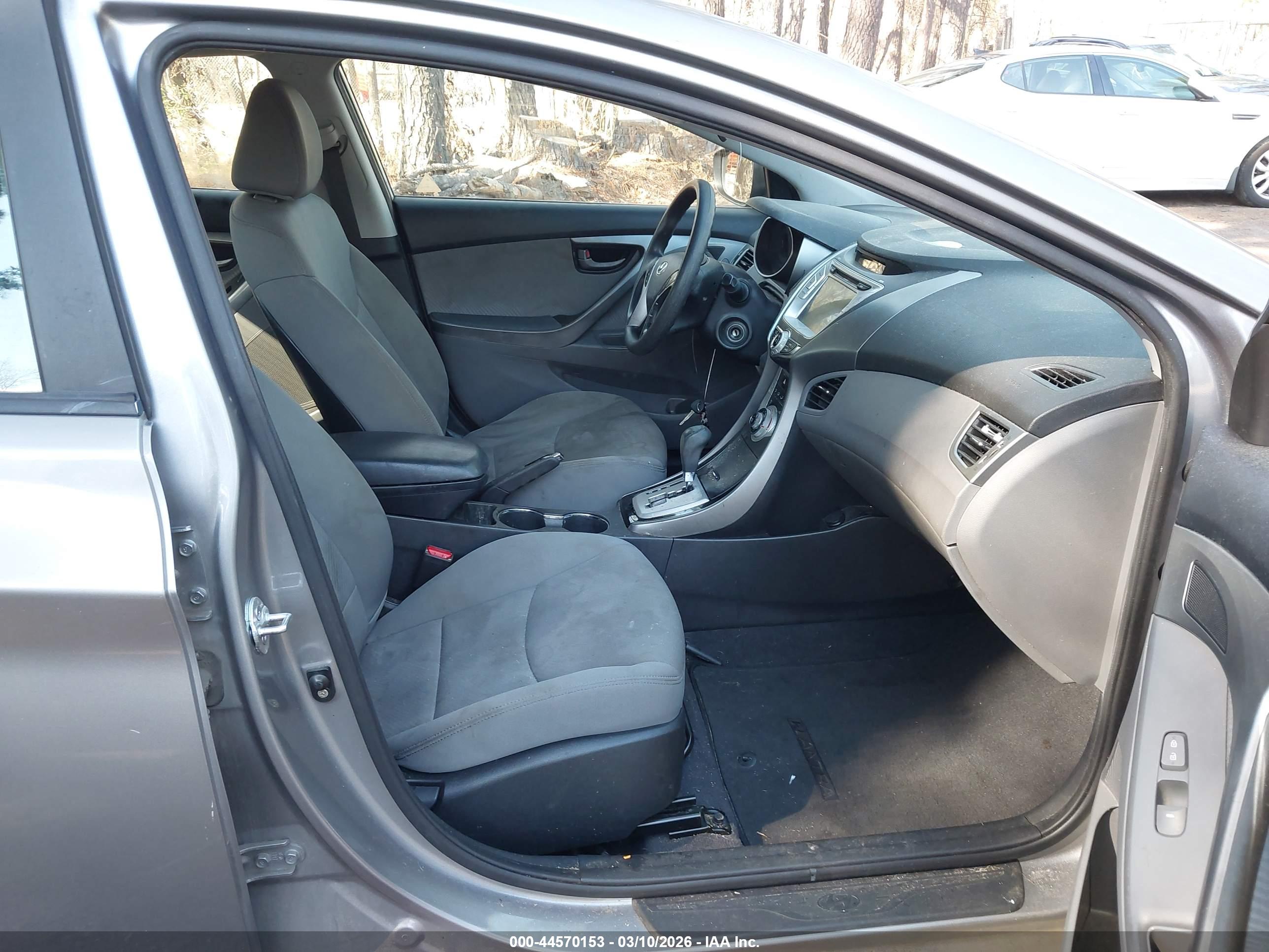 HYUNDAI ELANTRA image 5