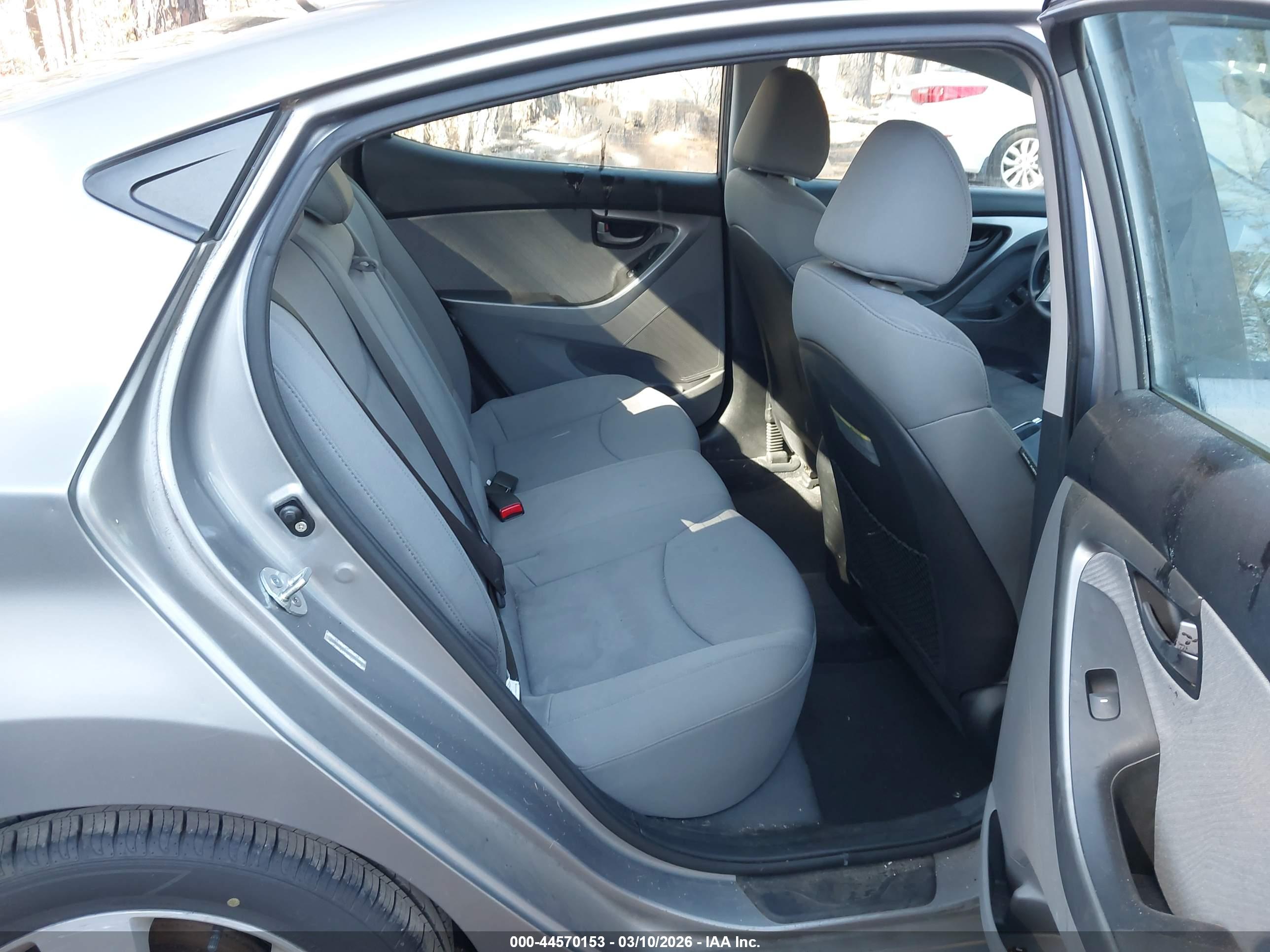 HYUNDAI ELANTRA image 8