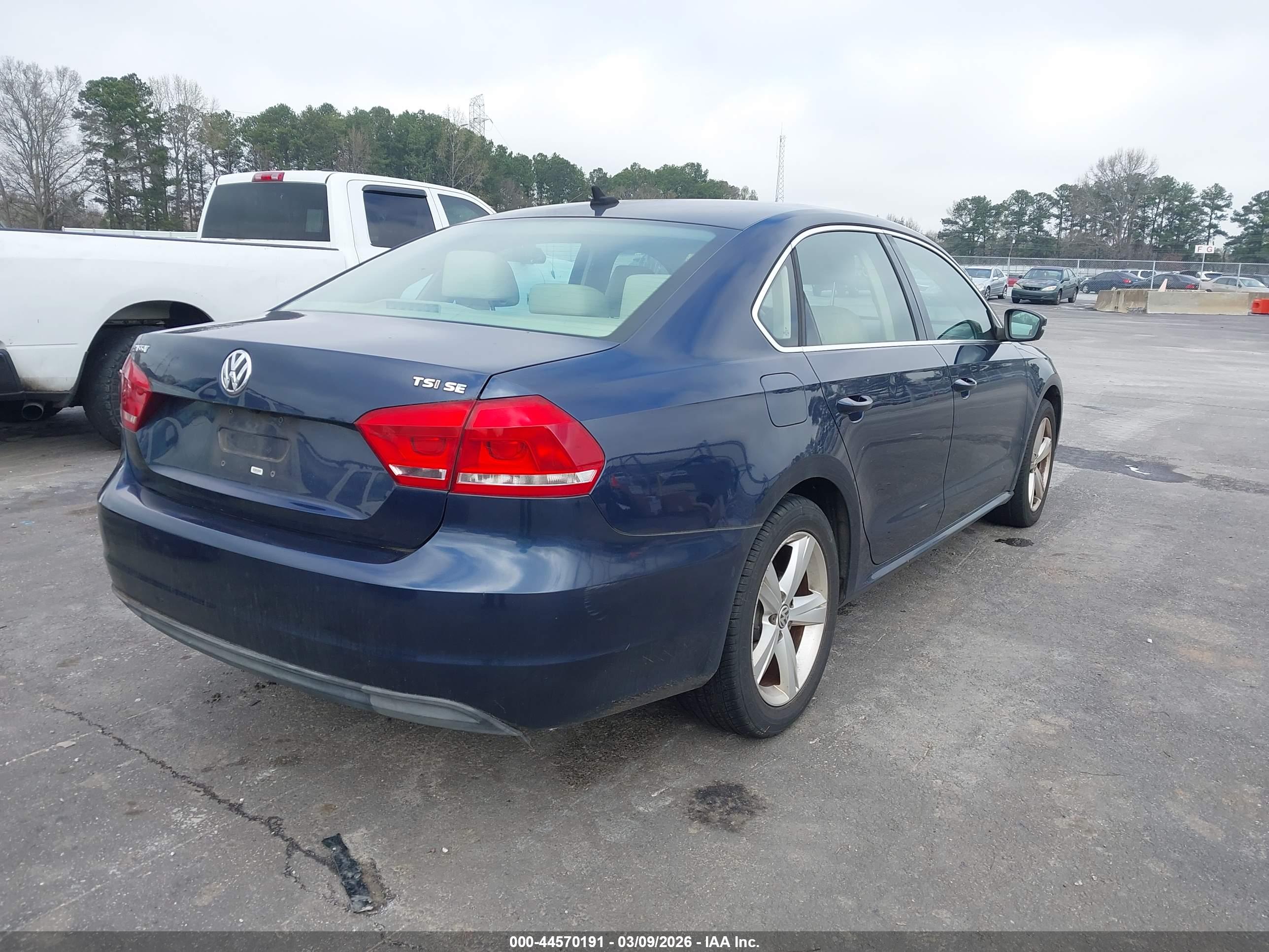 VOLKSWAGEN PASSAT image 4