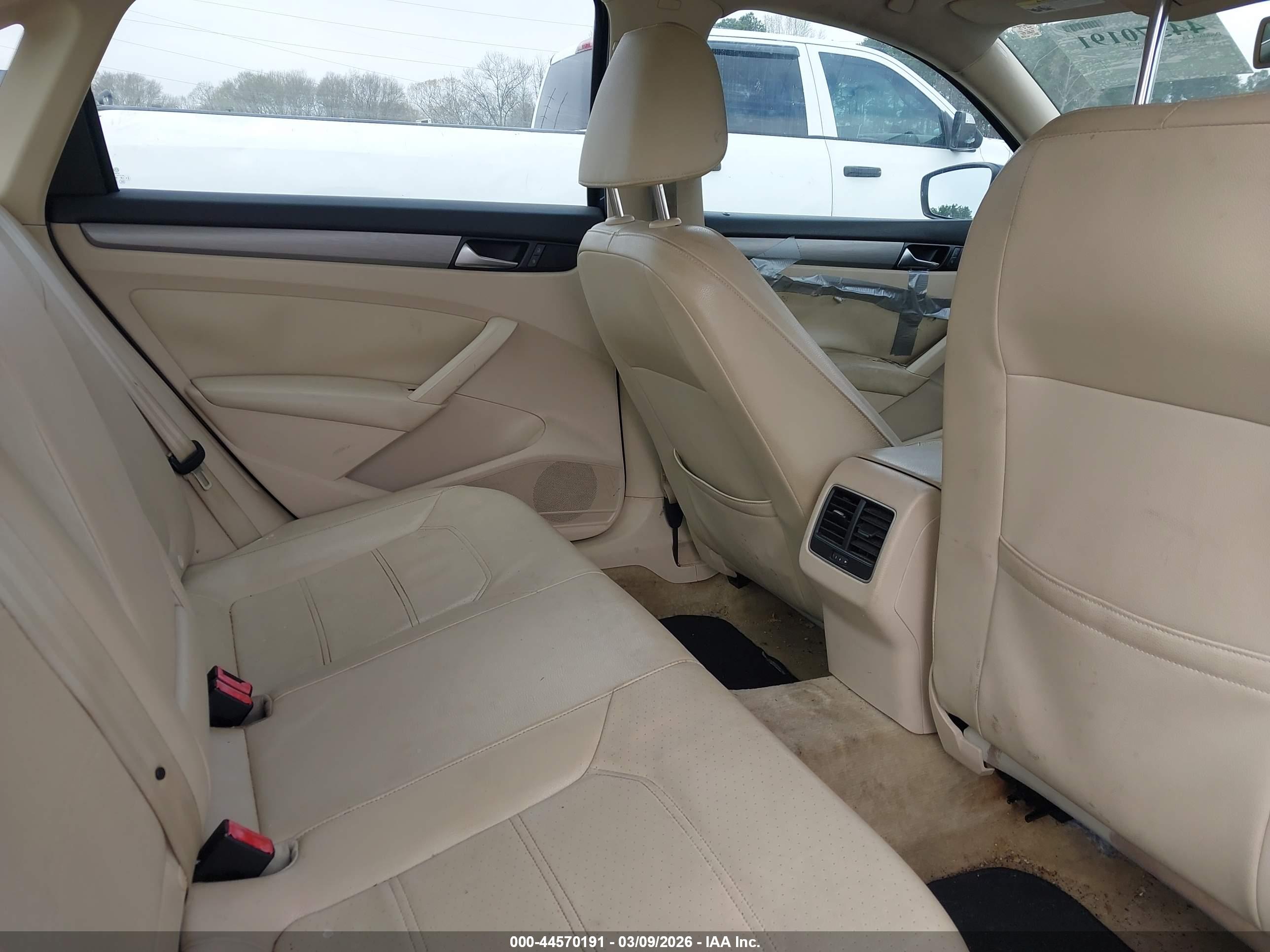 VOLKSWAGEN PASSAT image 8
