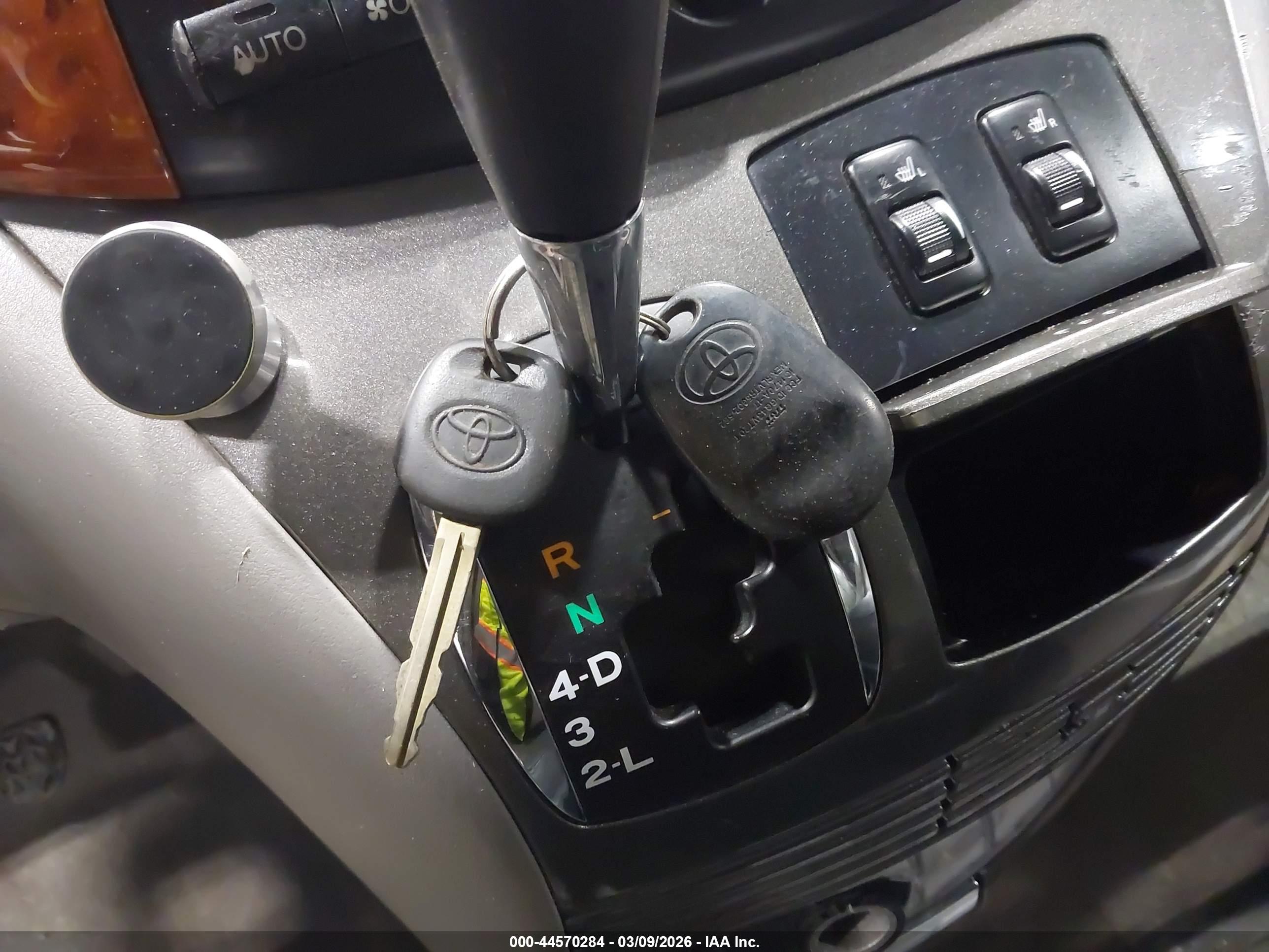 TOYOTA SIENNA image 11