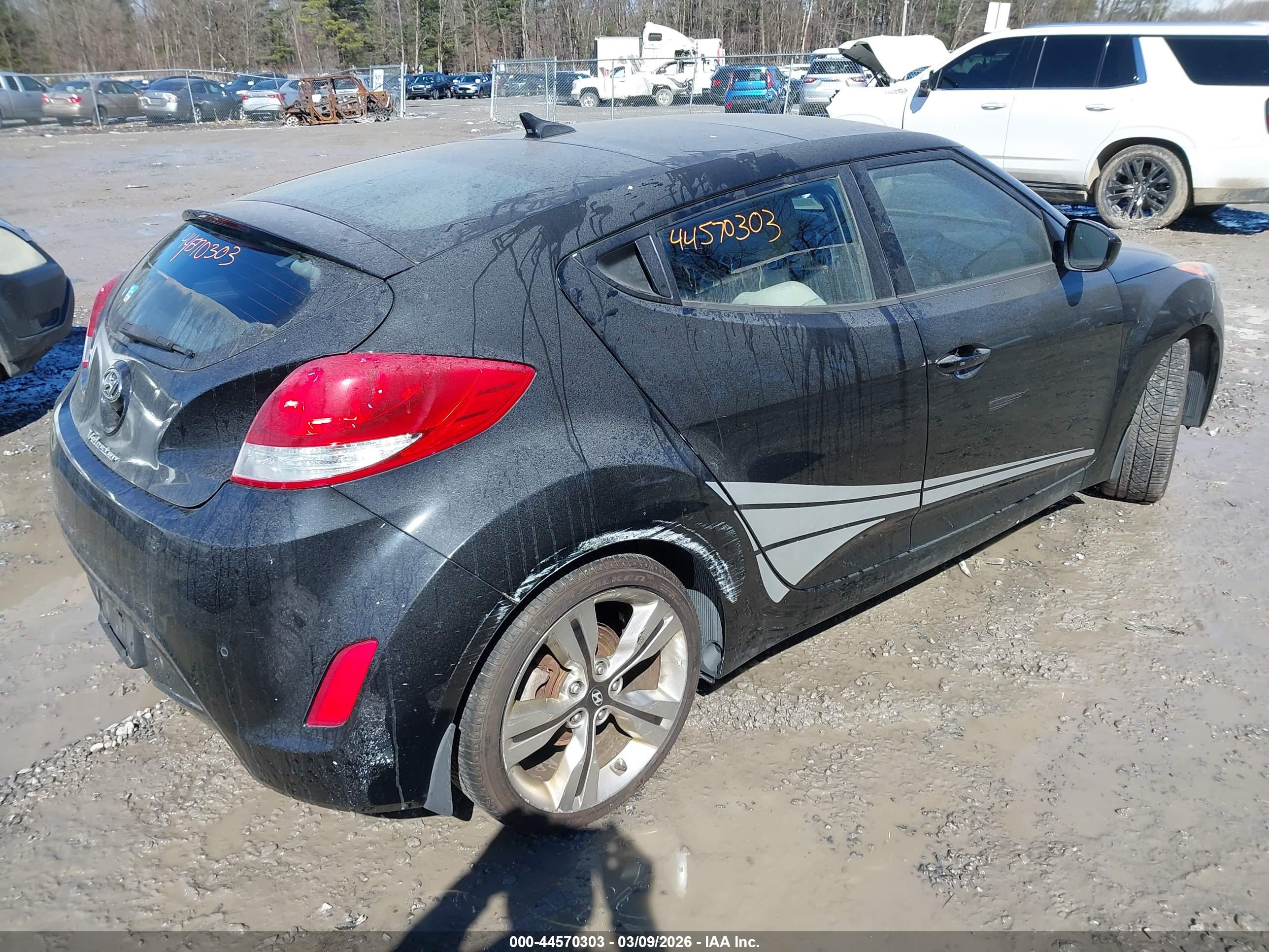 HYUNDAI VELOSTER image 4