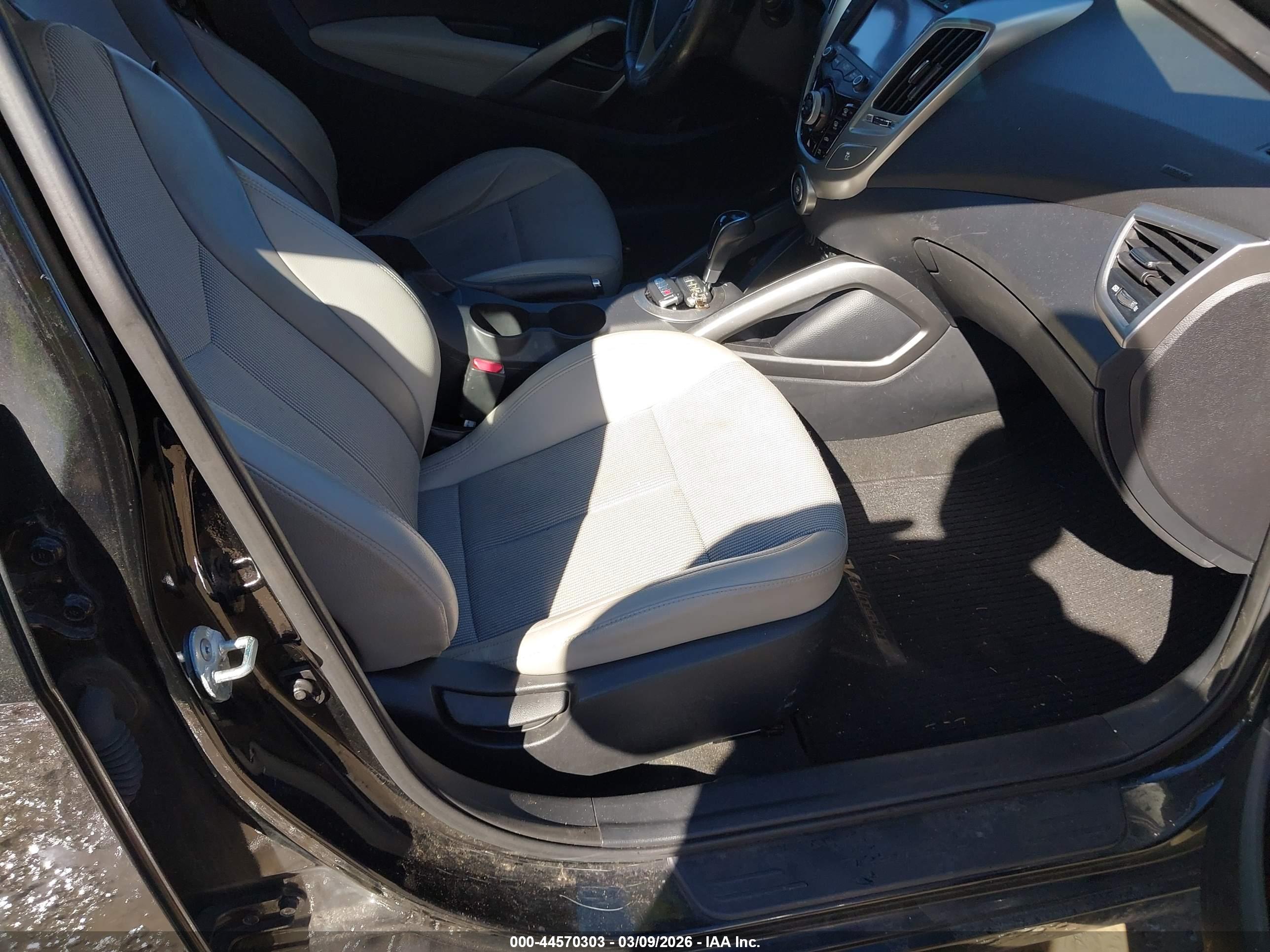HYUNDAI VELOSTER image 5