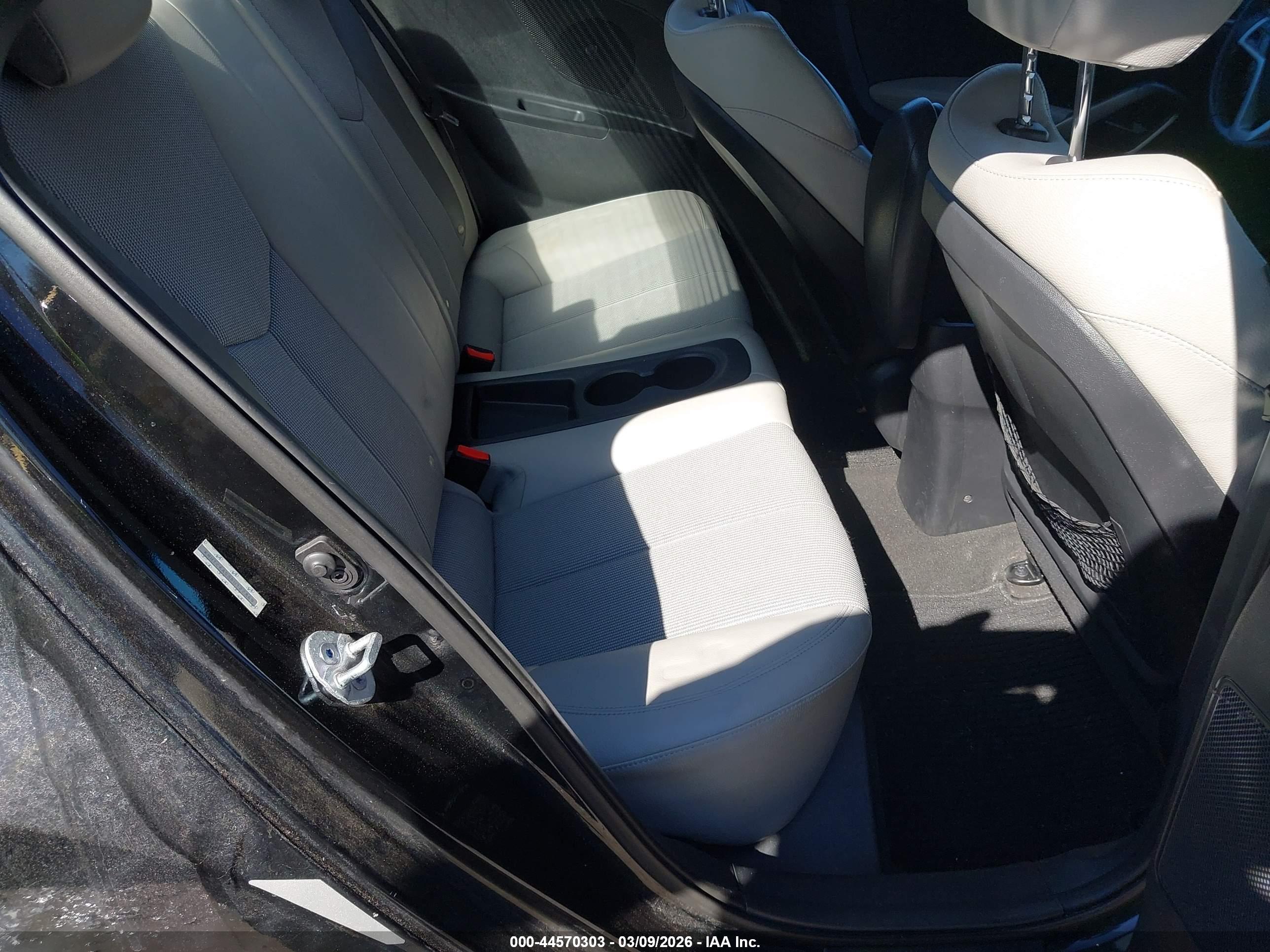 HYUNDAI VELOSTER image 8