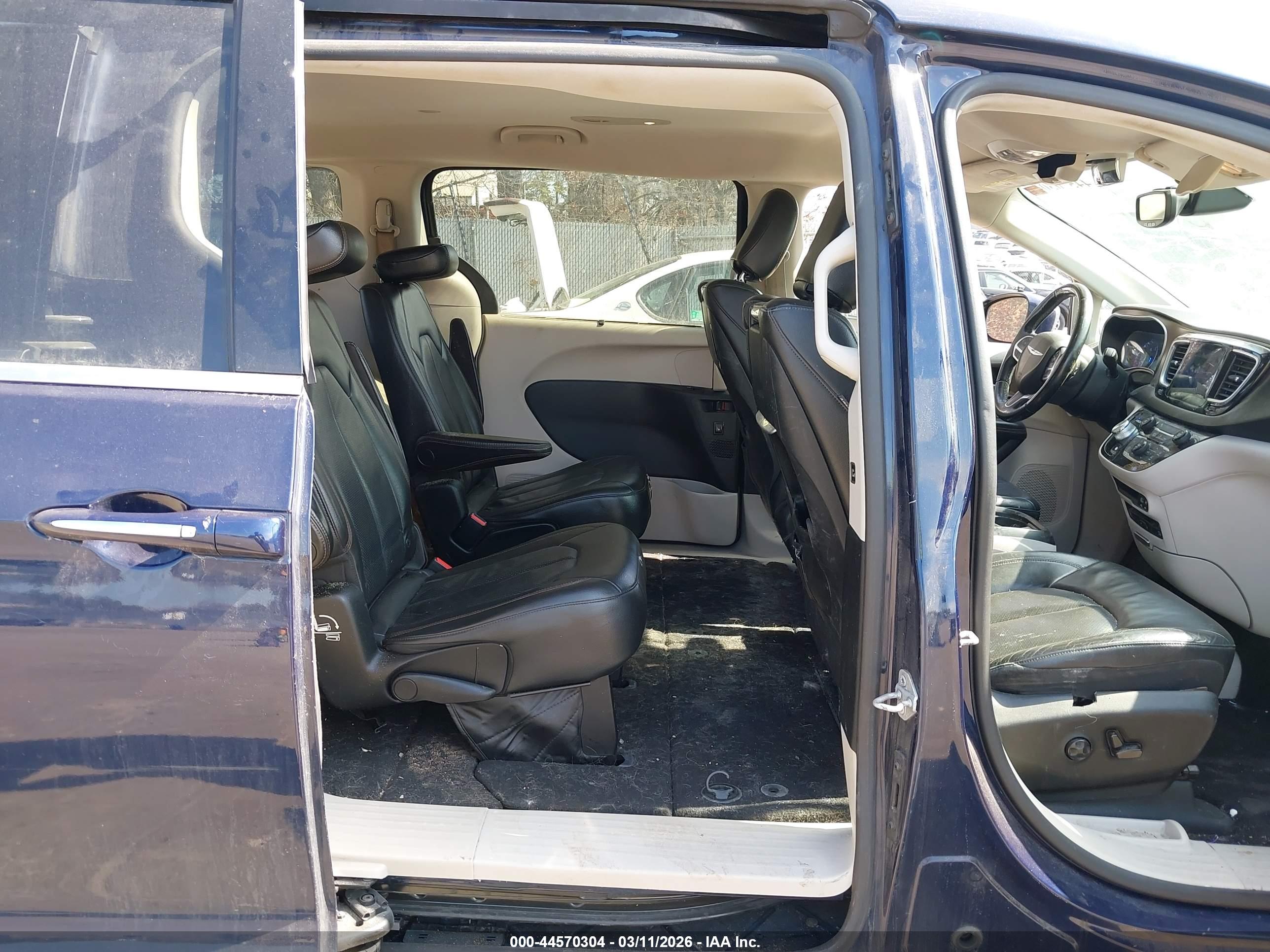 CHRYSLER PACIFICA image 8