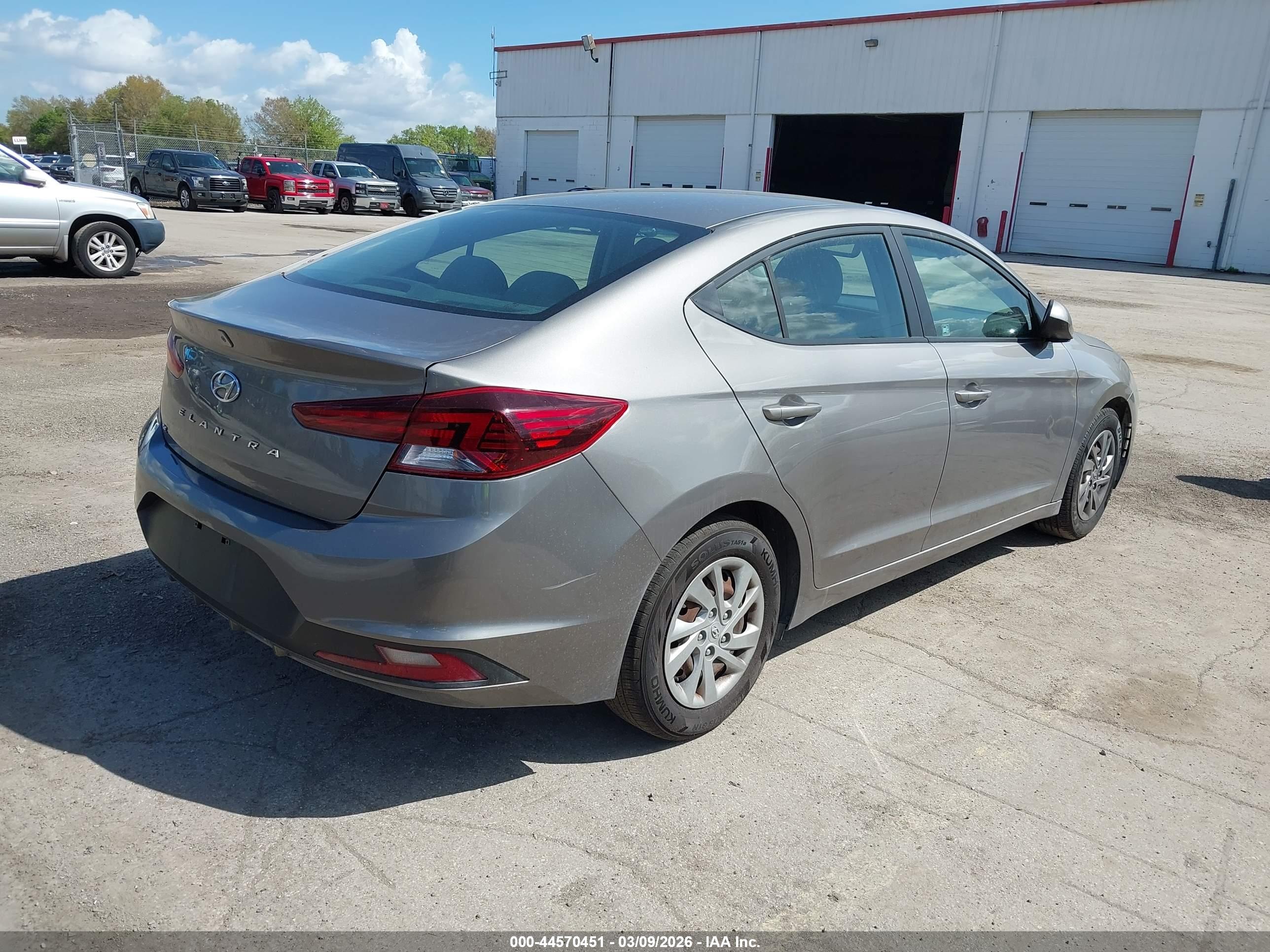 HYUNDAI ELANTRA image 4