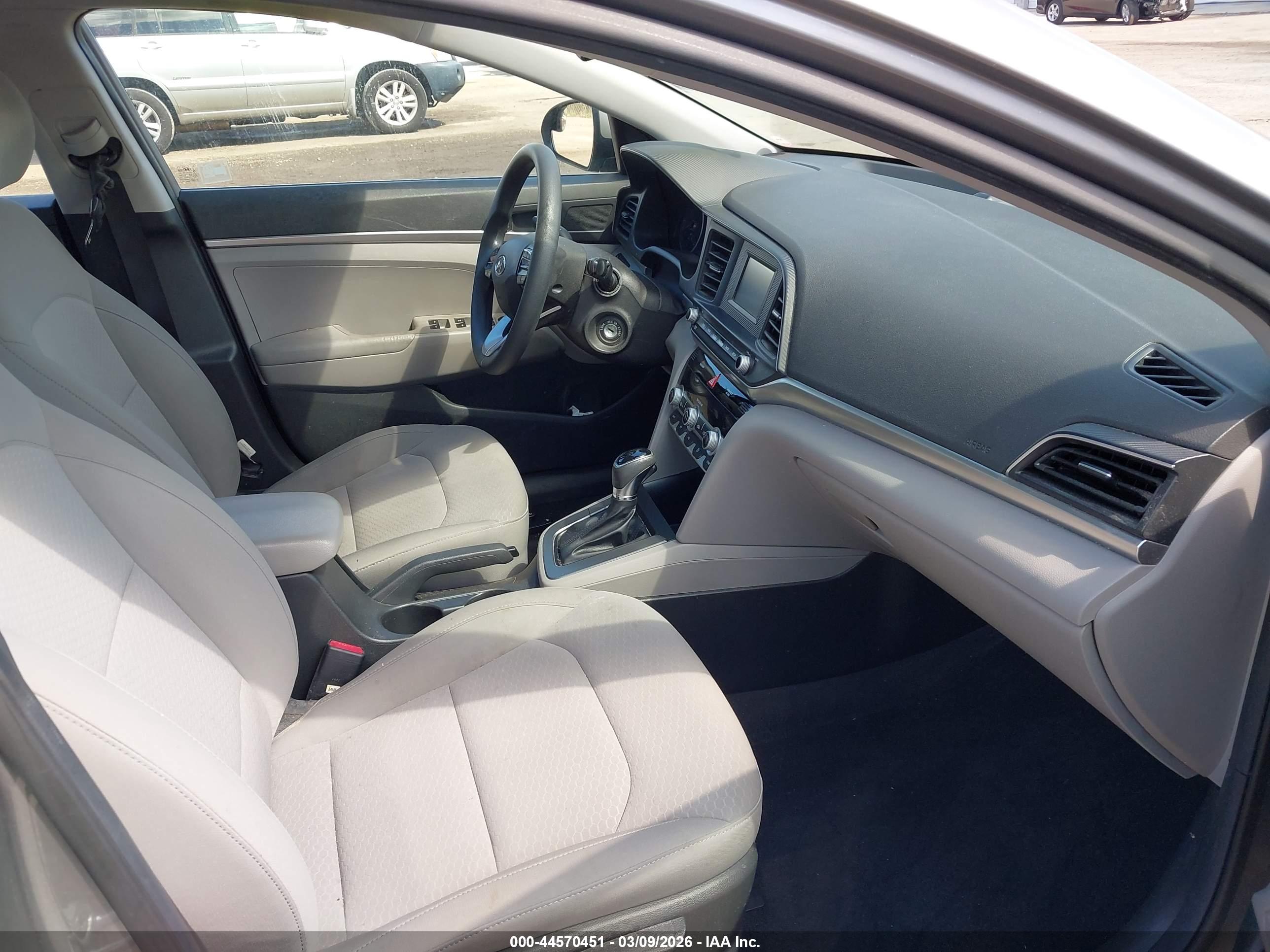 HYUNDAI ELANTRA image 5