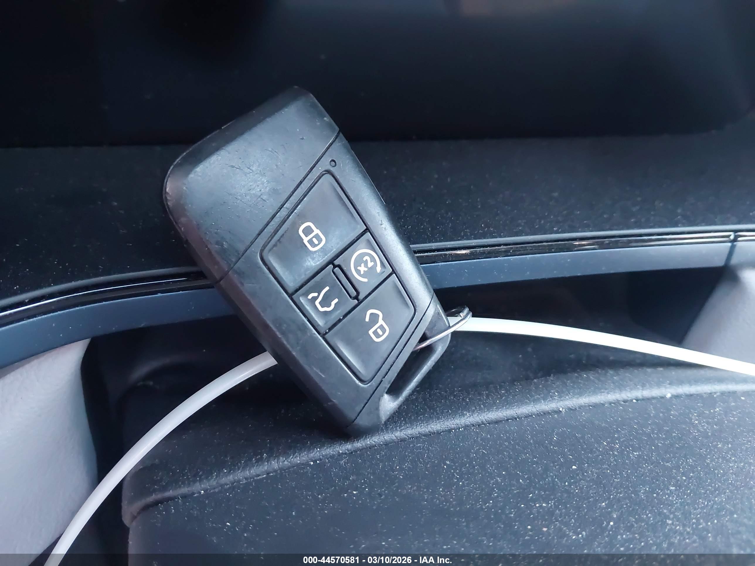 VOLKSWAGEN TAOS image 11