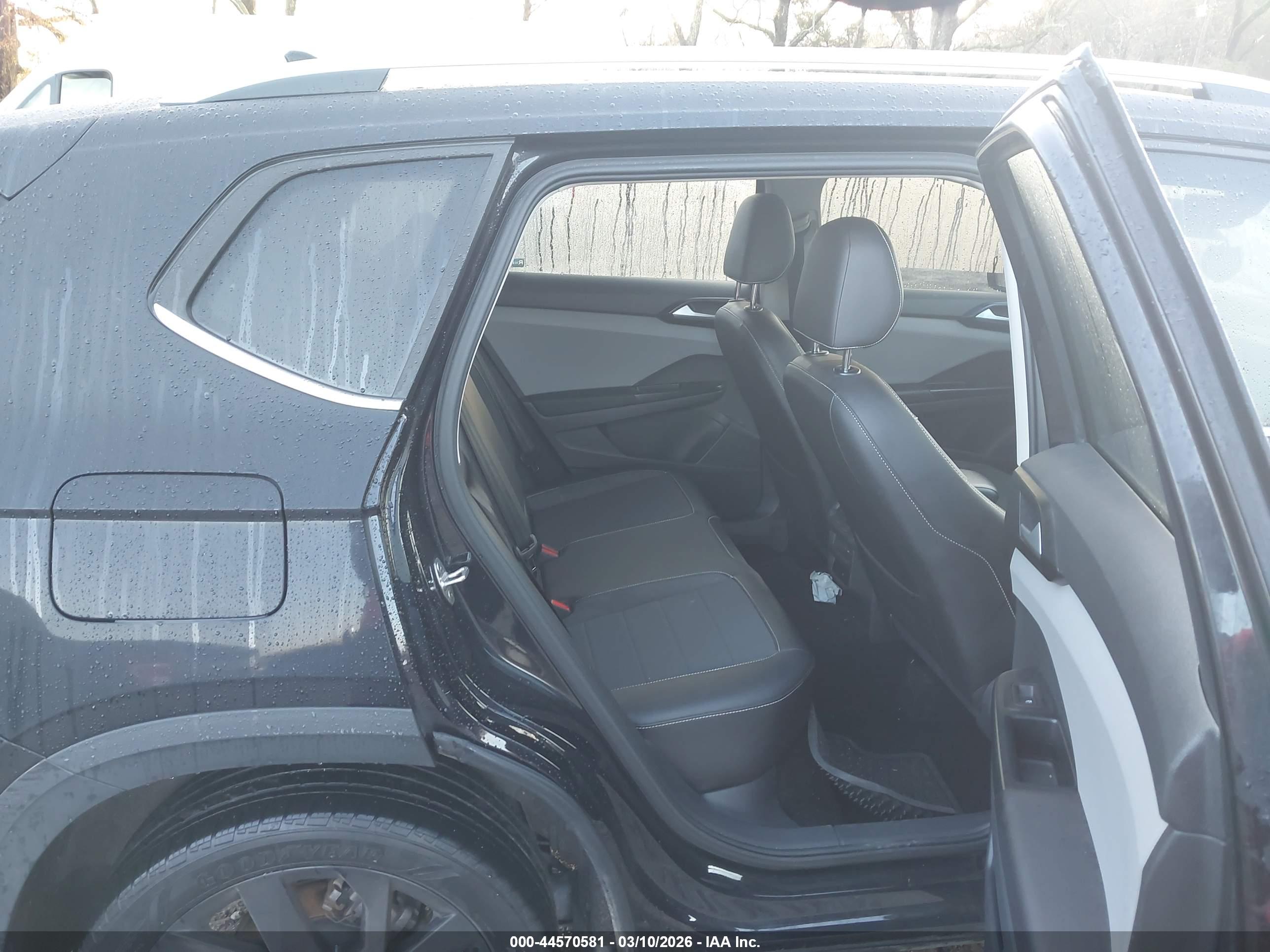 VOLKSWAGEN TAOS image 8