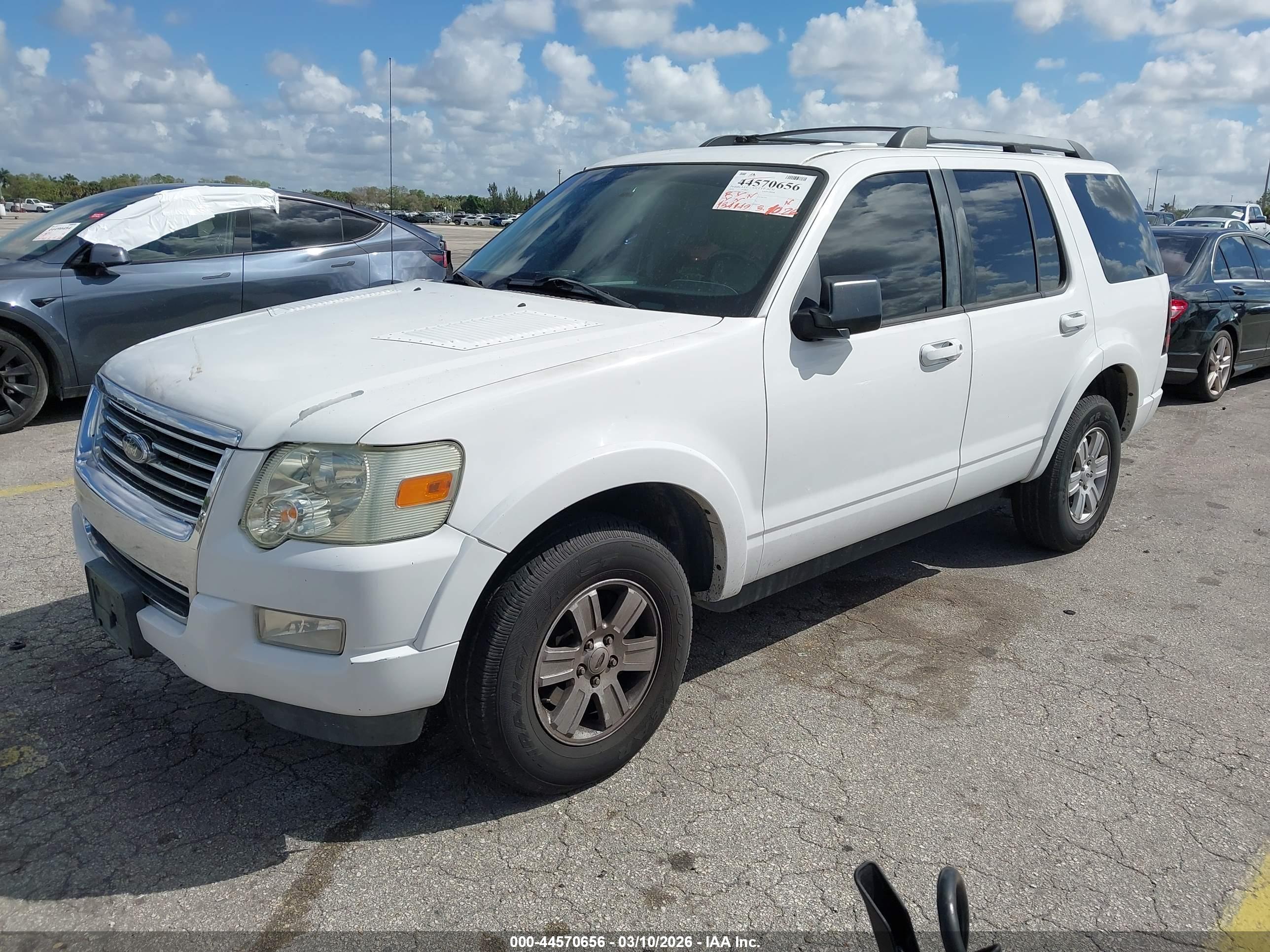 FORD EXPLORER image 2