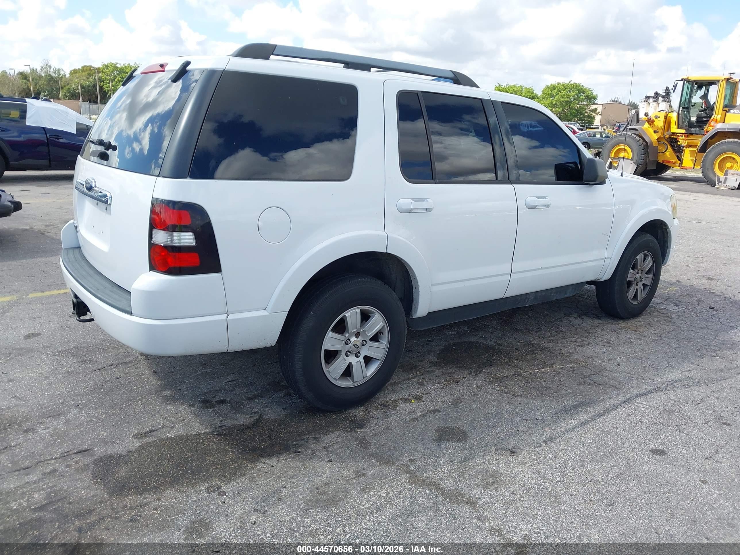 FORD EXPLORER image 4
