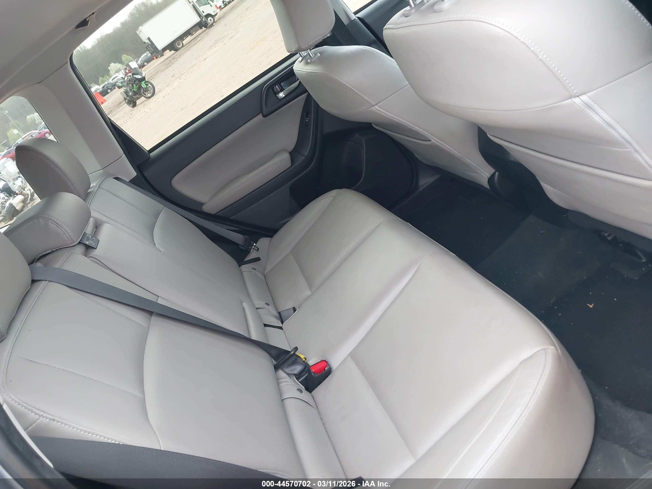 SUBARU FORESTER image 8