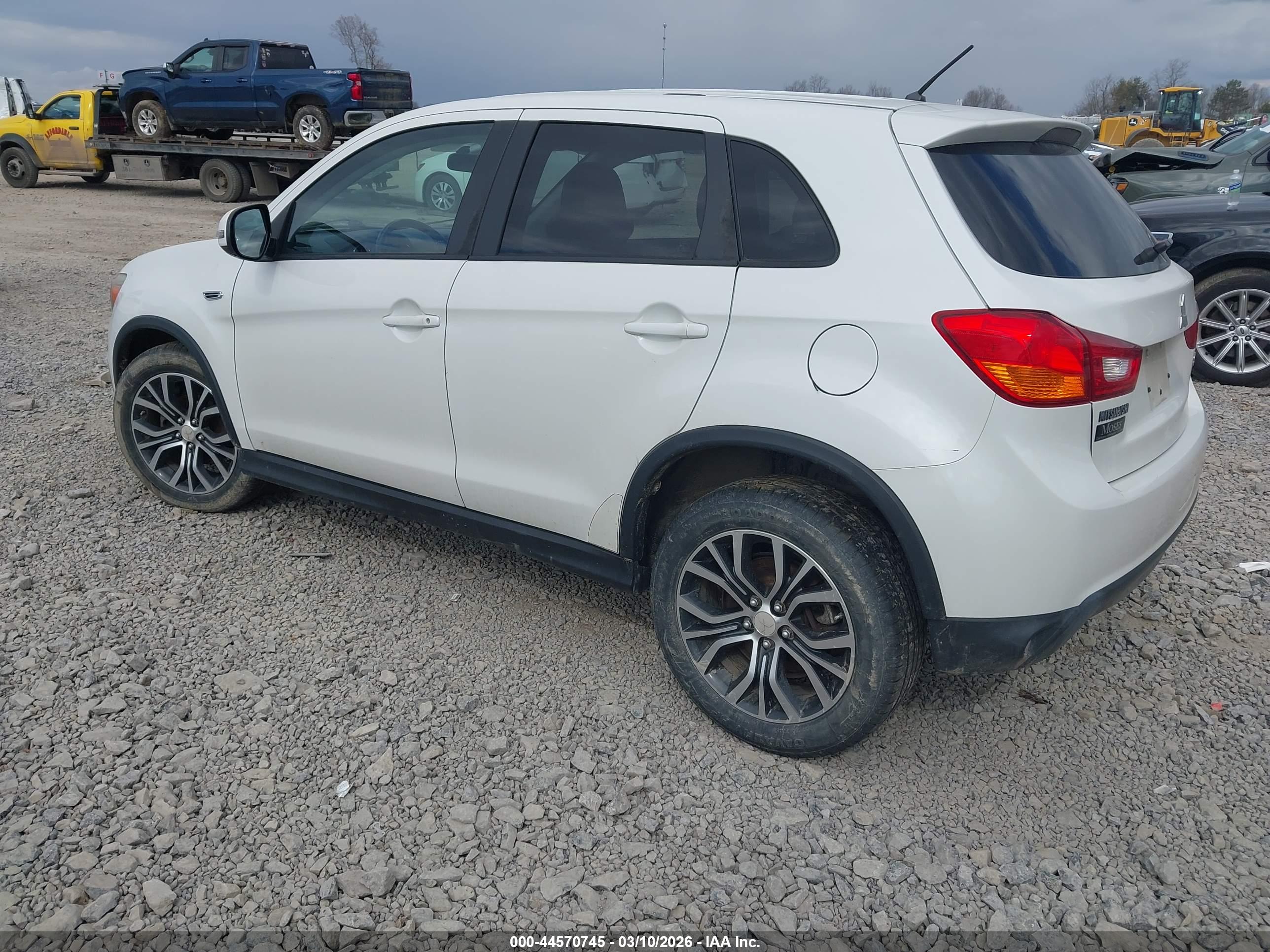 MITSUBISHI OUTLANDER image 3