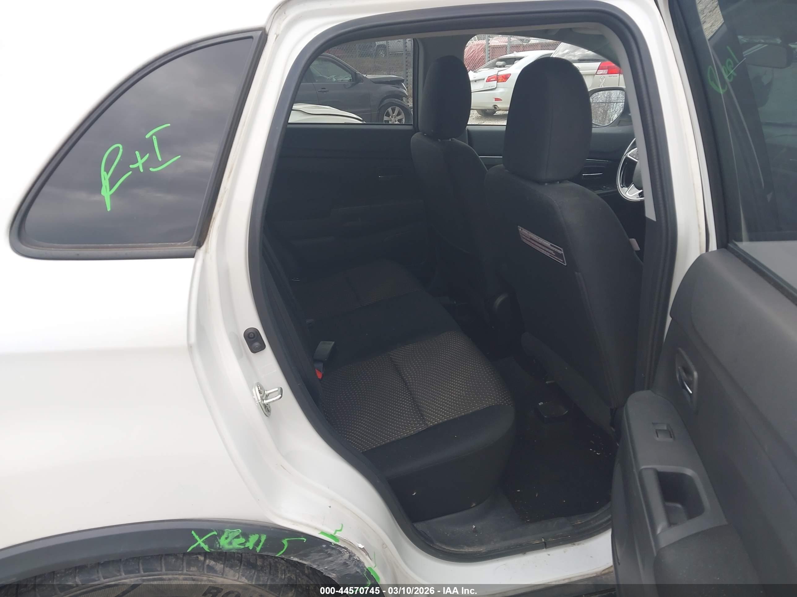 MITSUBISHI OUTLANDER image 8
