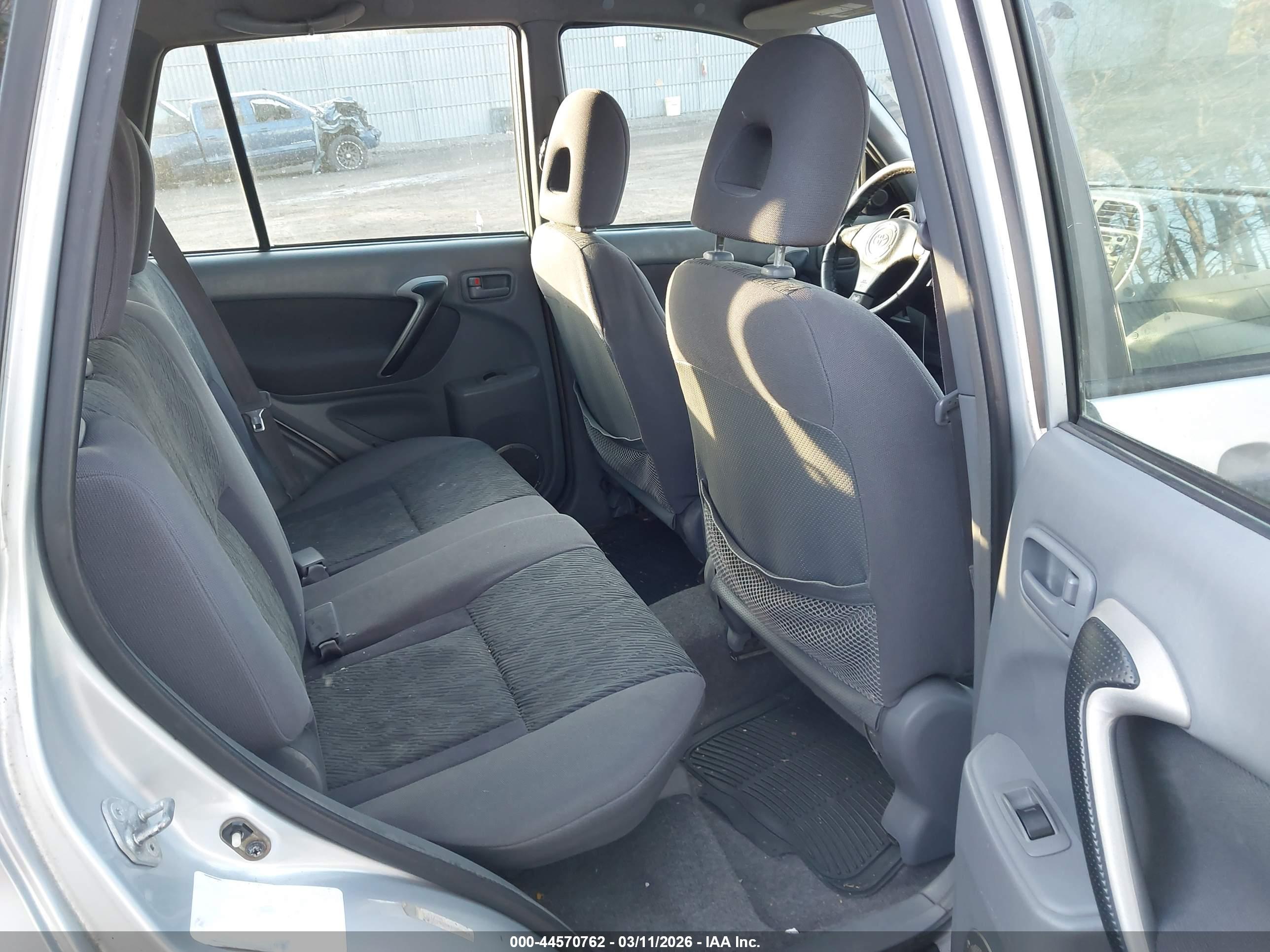 TOYOTA RAV4 image 8