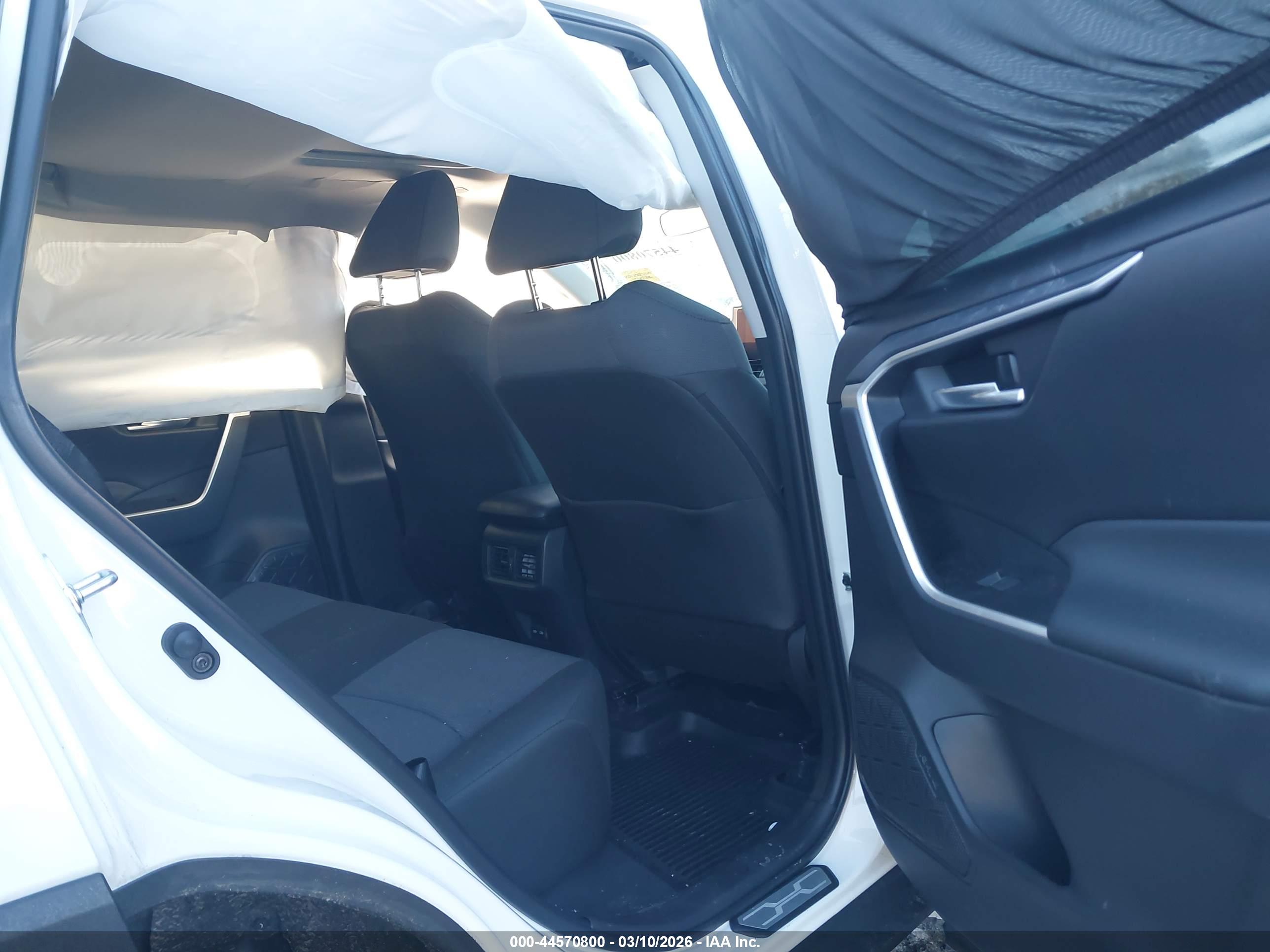 TOYOTA RAV4 image 8