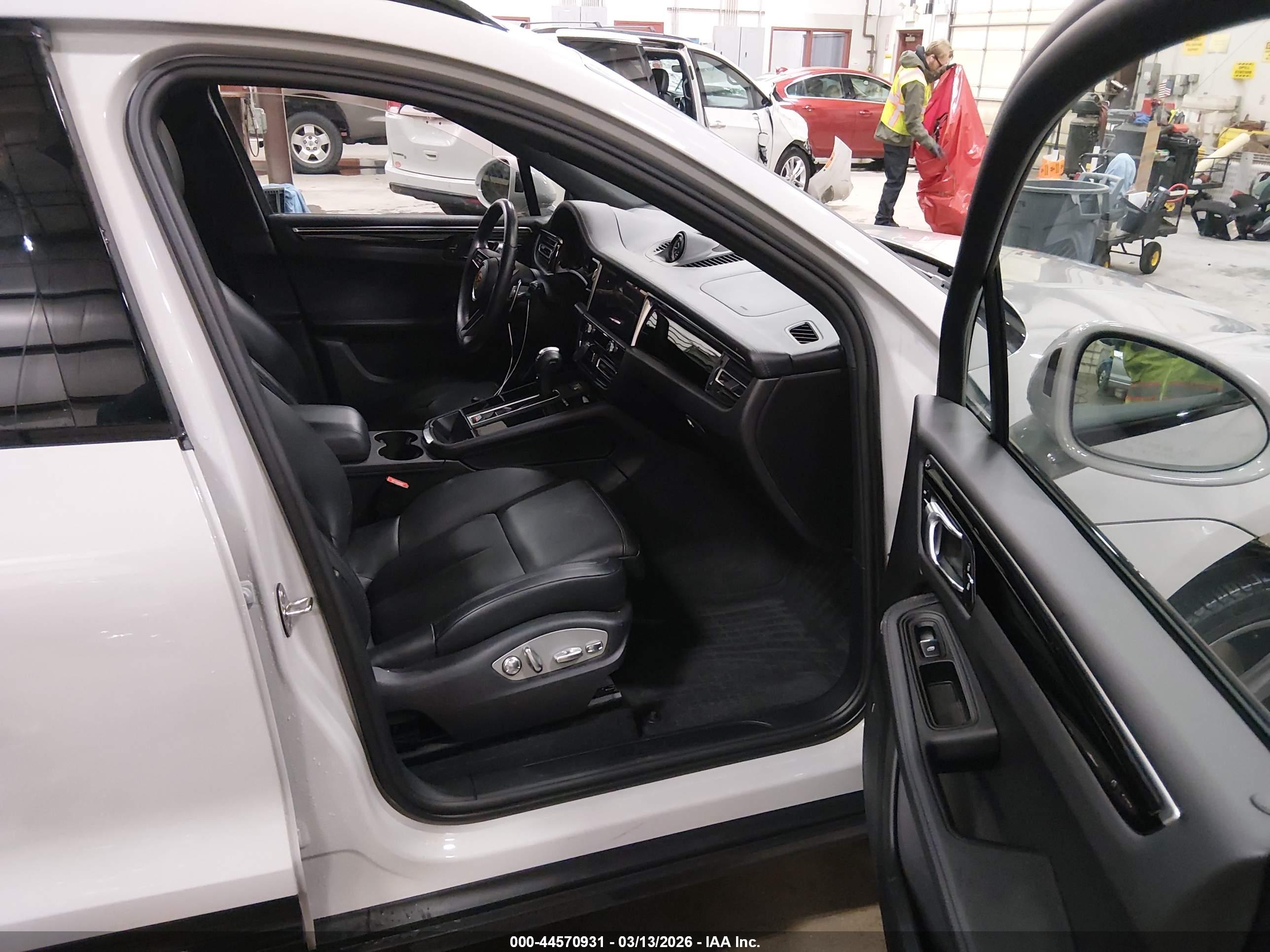 PORSCHE MACAN image 5