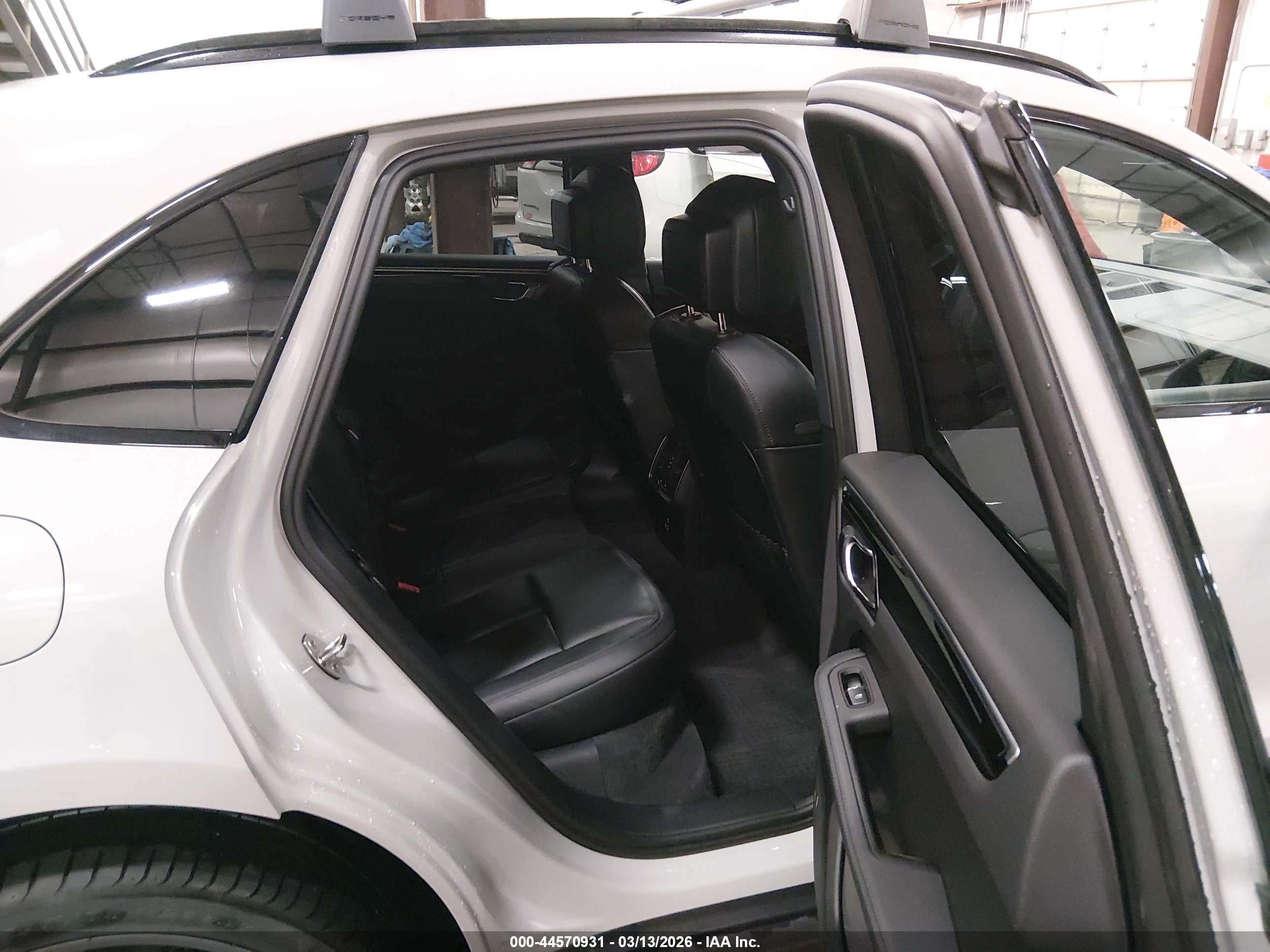PORSCHE MACAN image 8