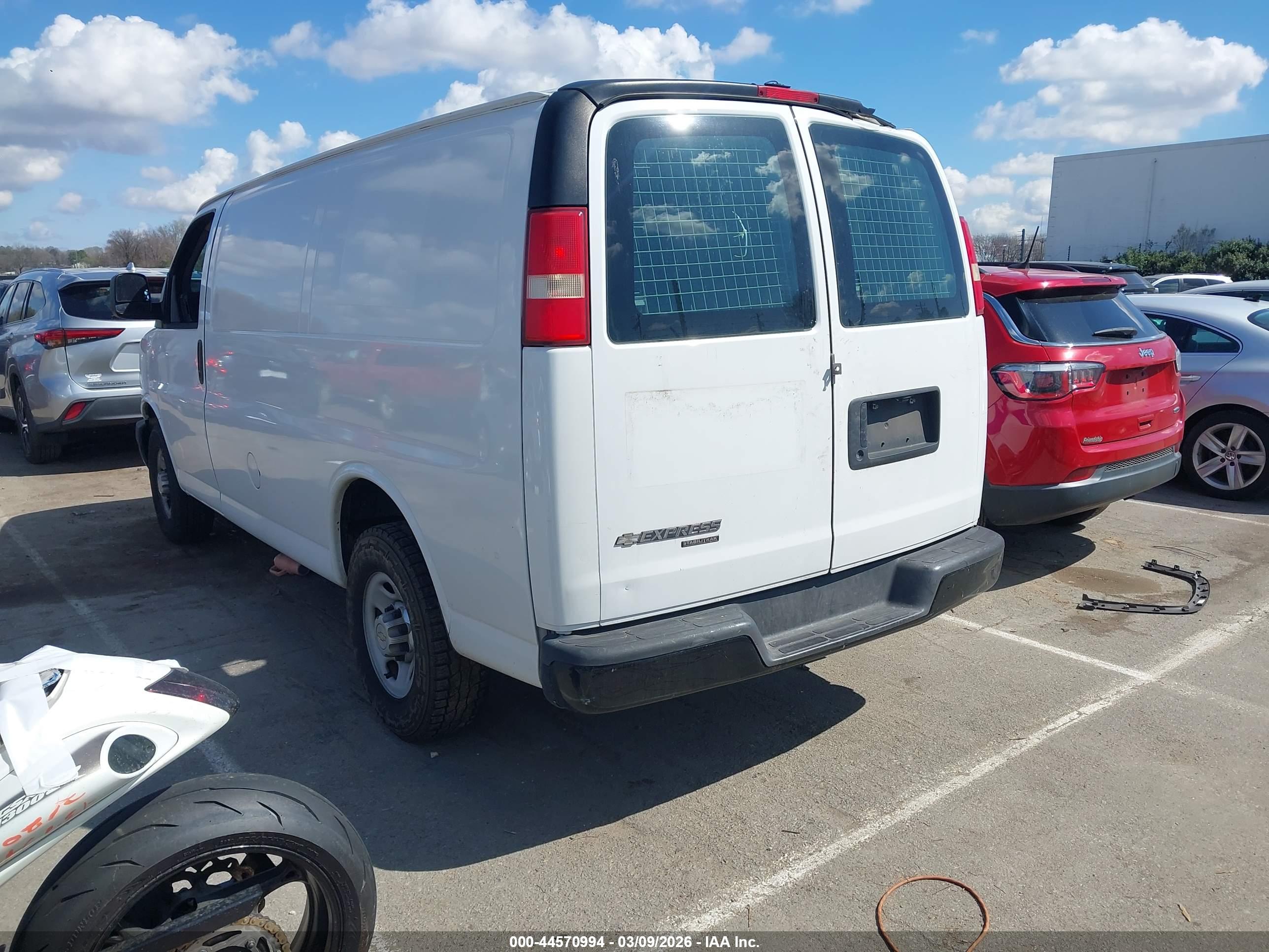 CHEVROLET EXPRESS image 3