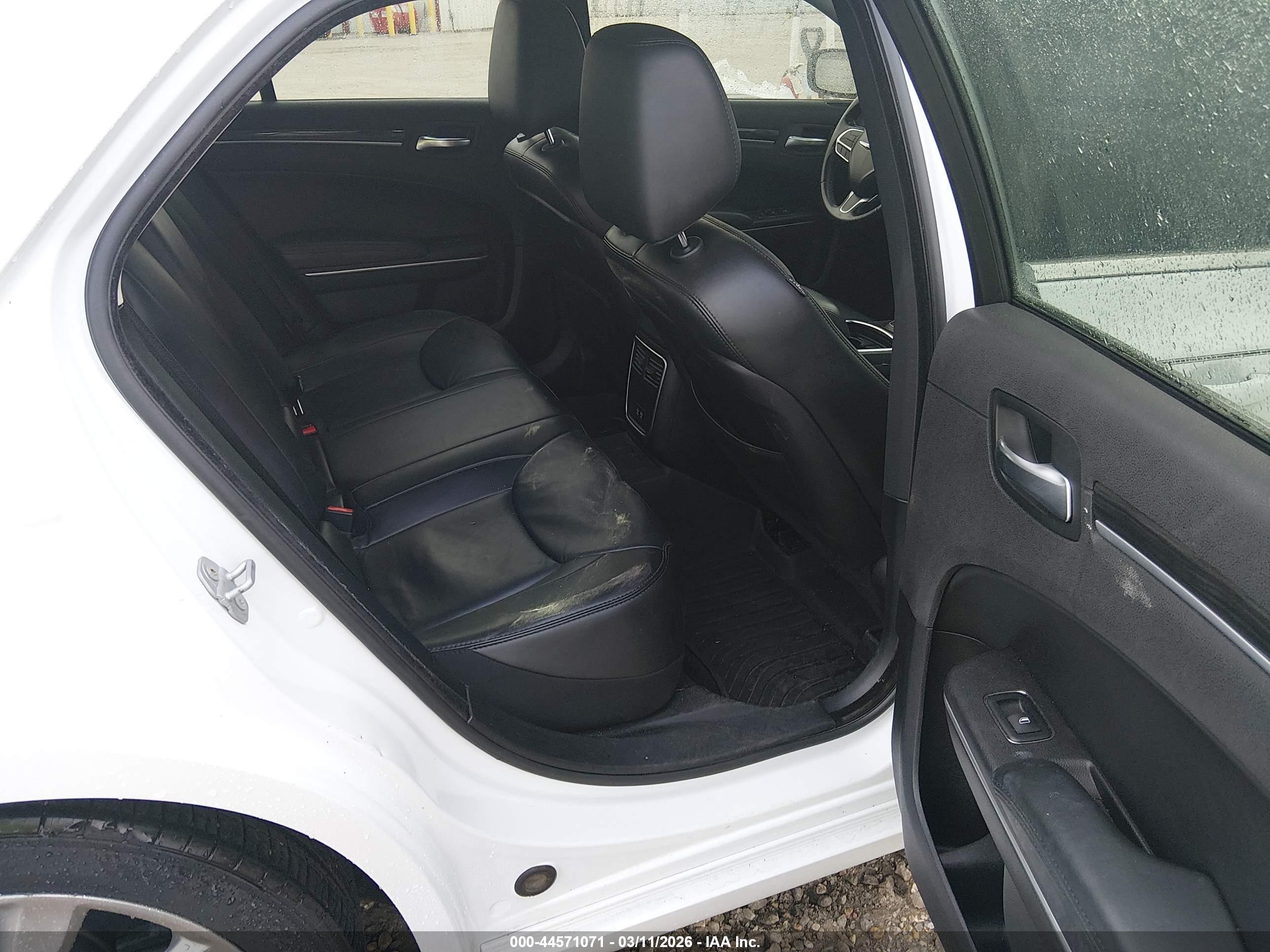 CHRYSLER 300 image 8
