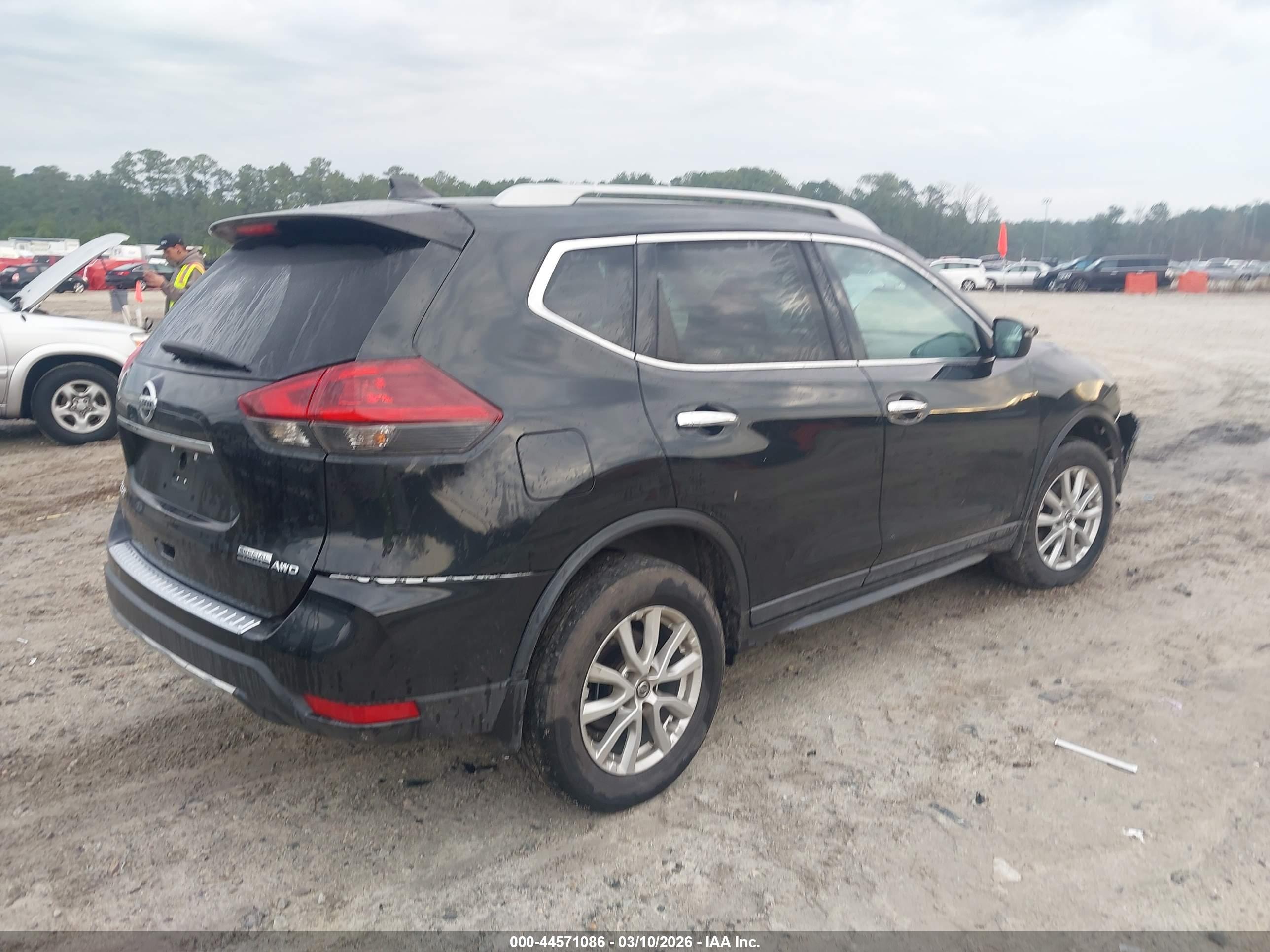 NISSAN ROGUE image 4
