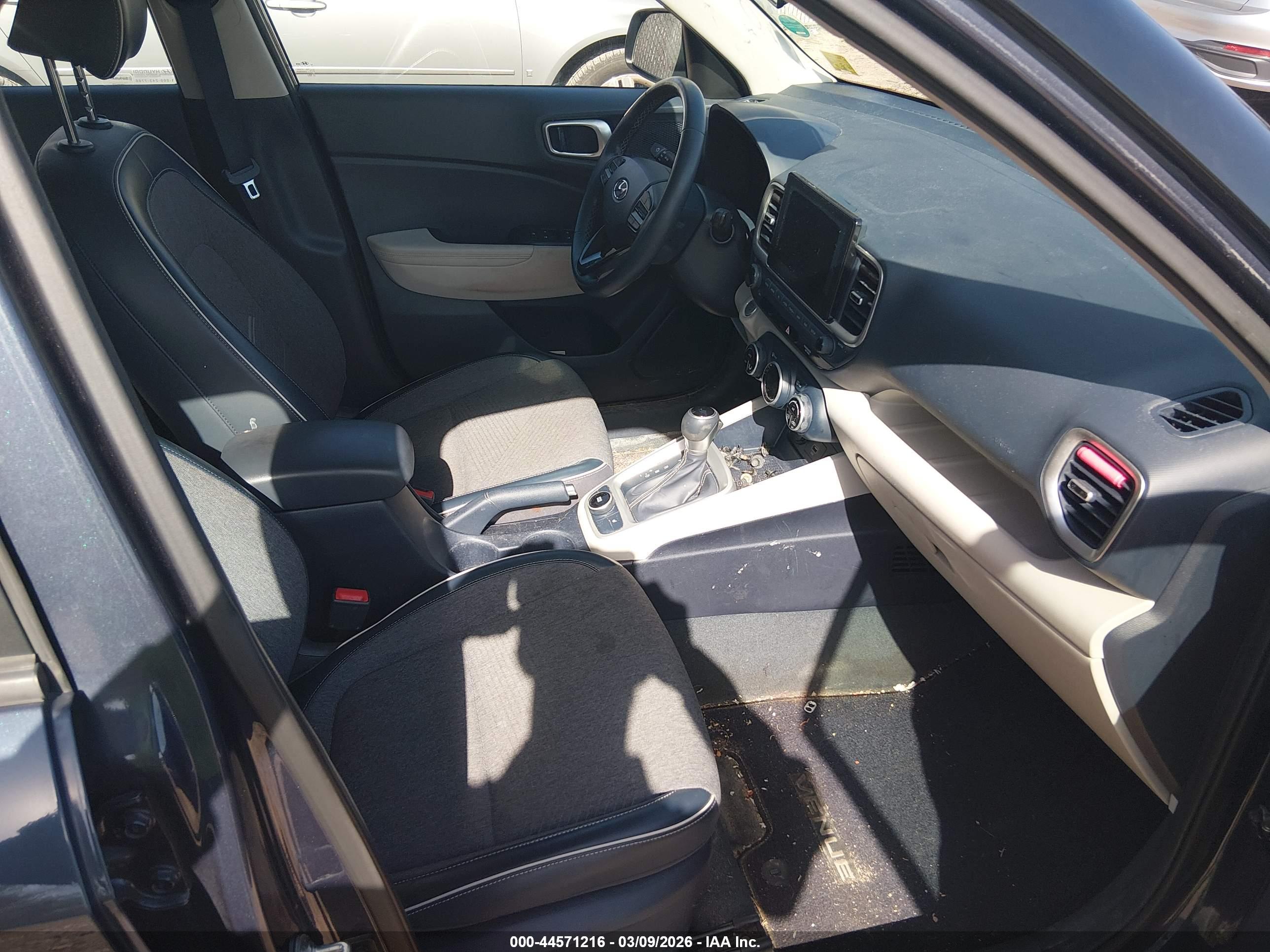 HYUNDAI VENUE image 5