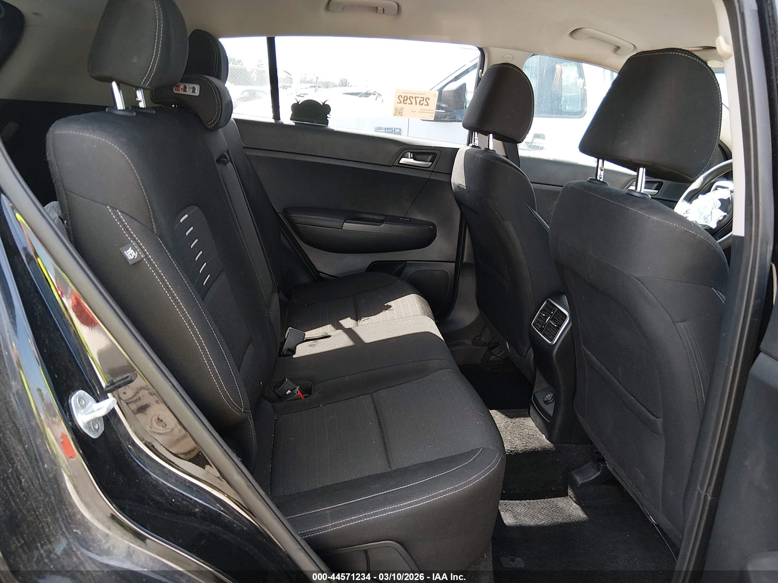 KIA SPORTAGE image 8