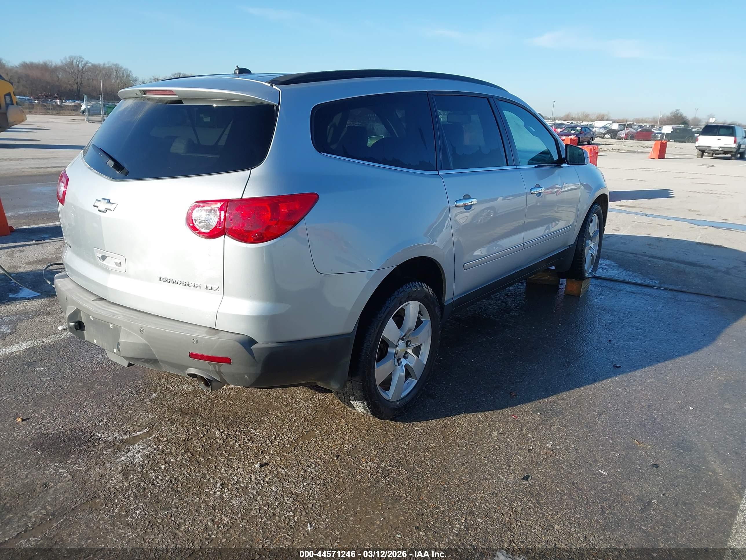 CHEVROLET TRAVERSE image 4