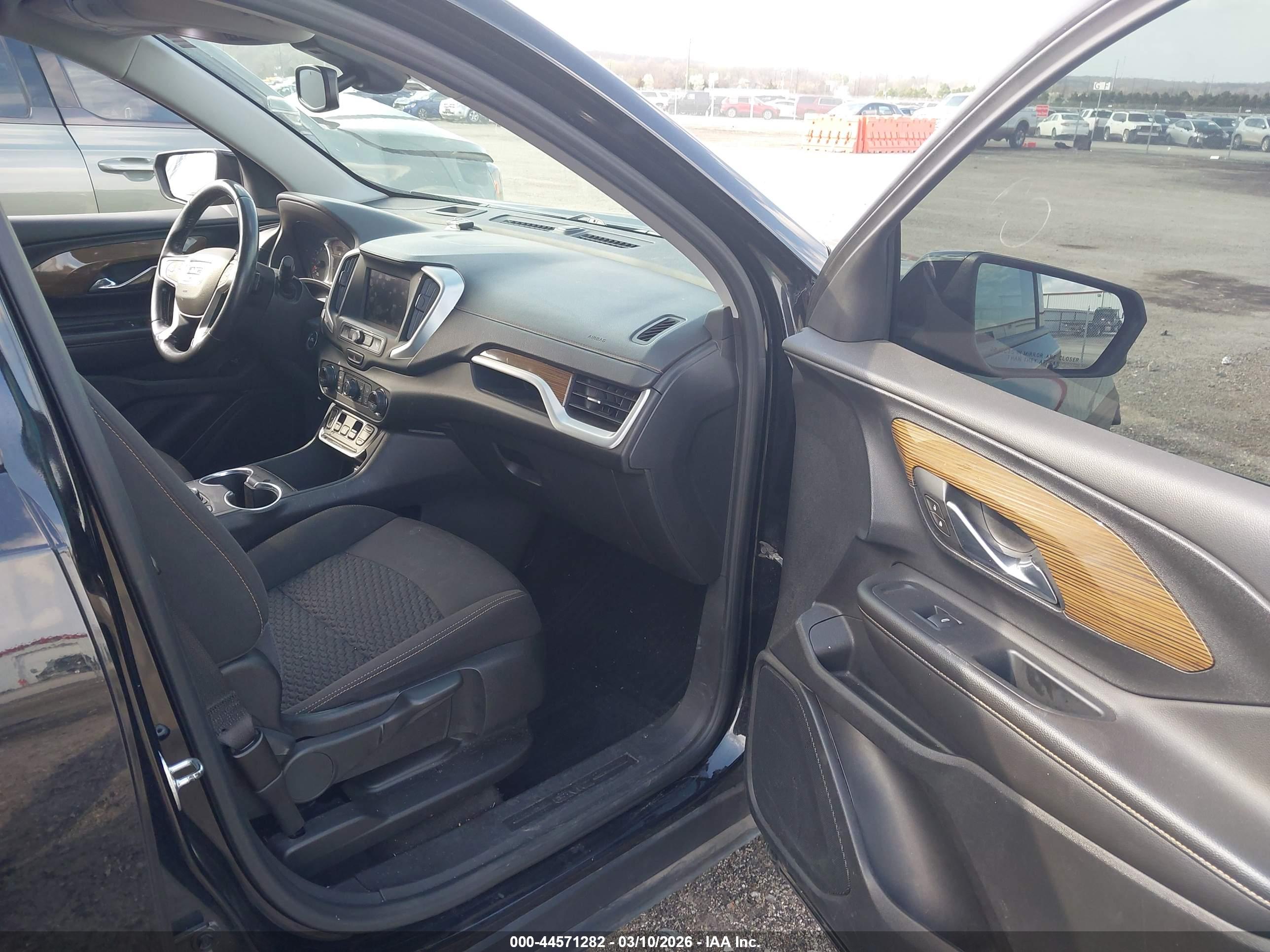 GMC TERRAIN image 5