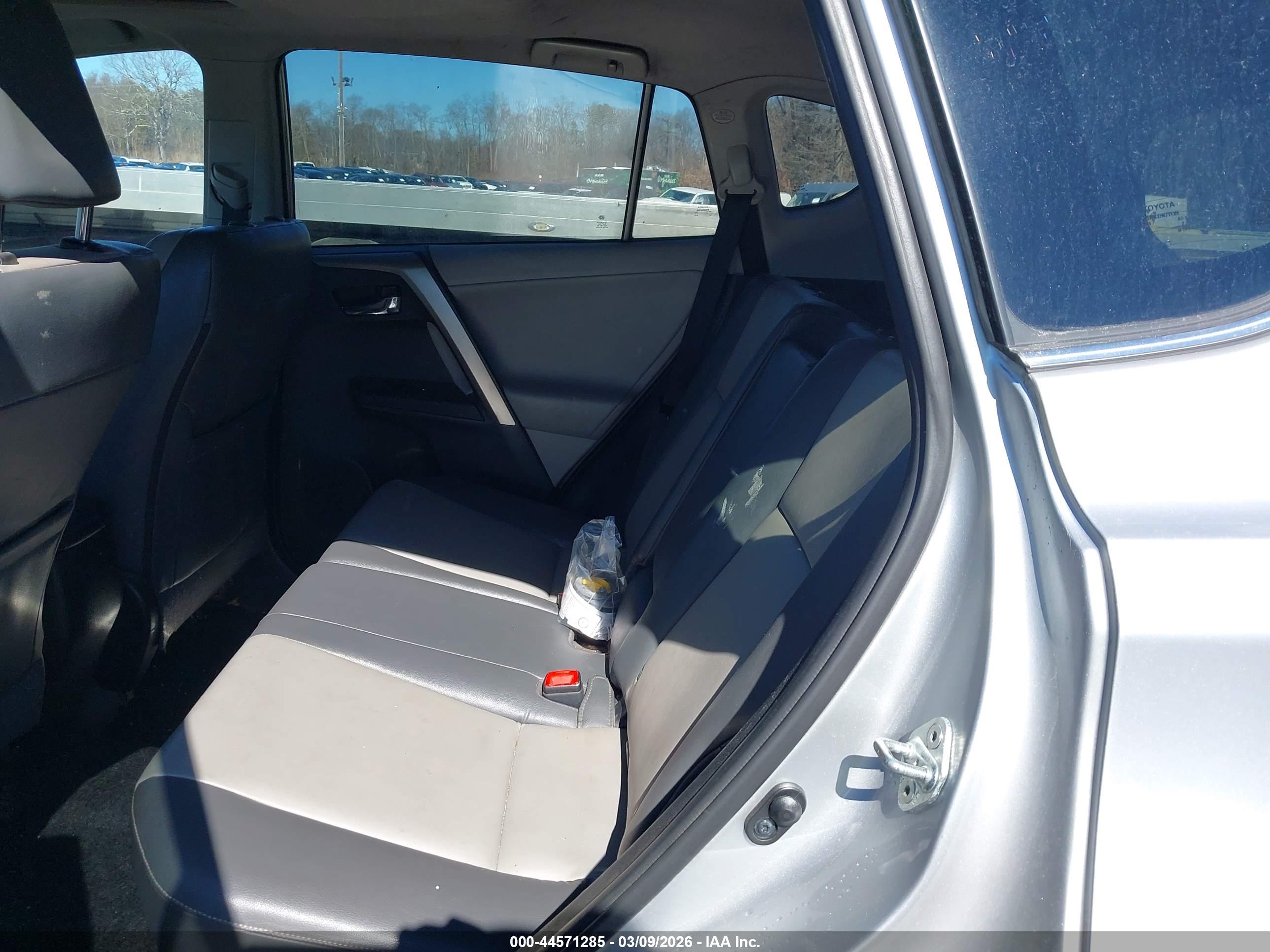 TOYOTA RAV4 image 8