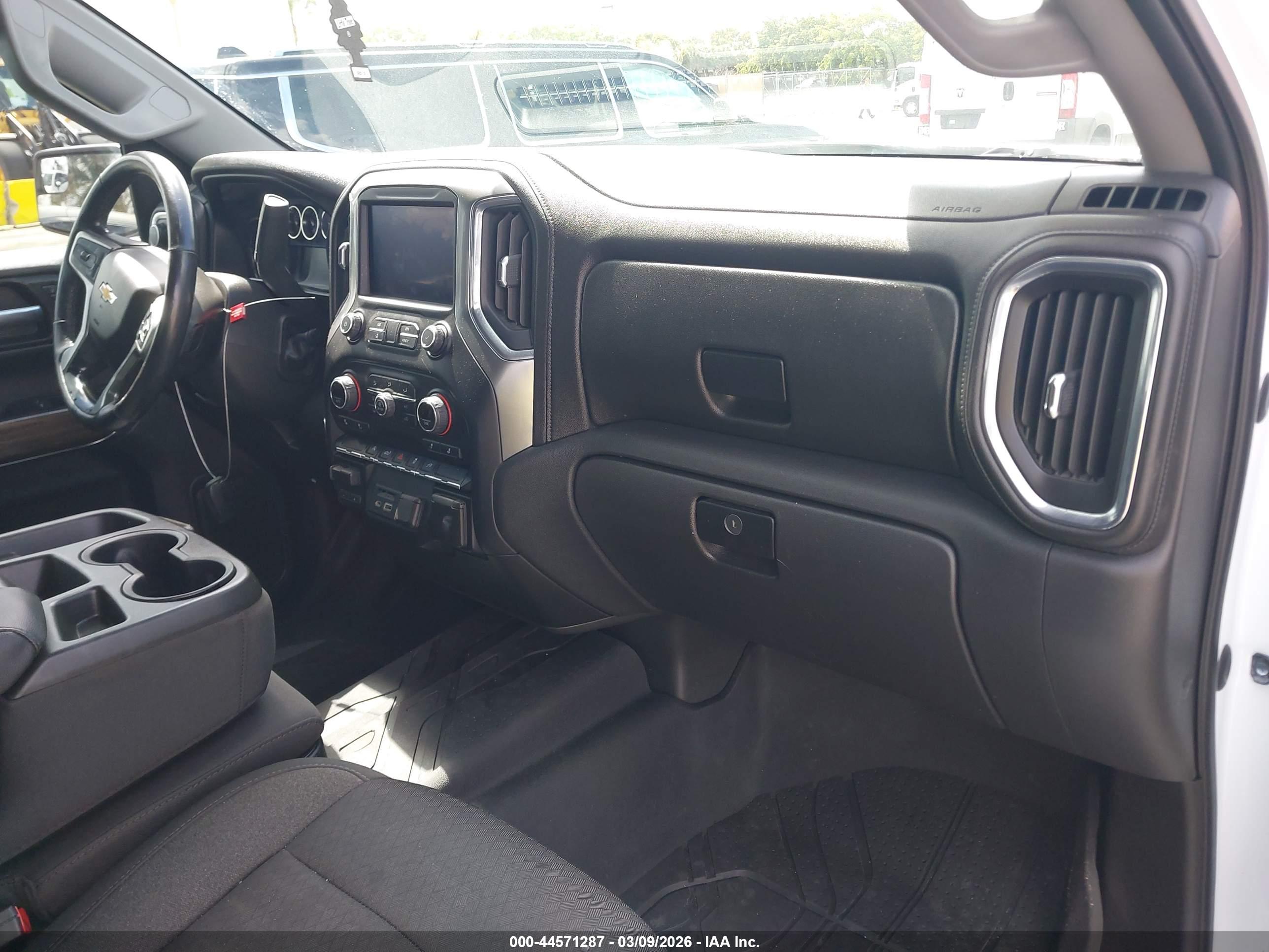CHEVROLET SILVERADO image 5