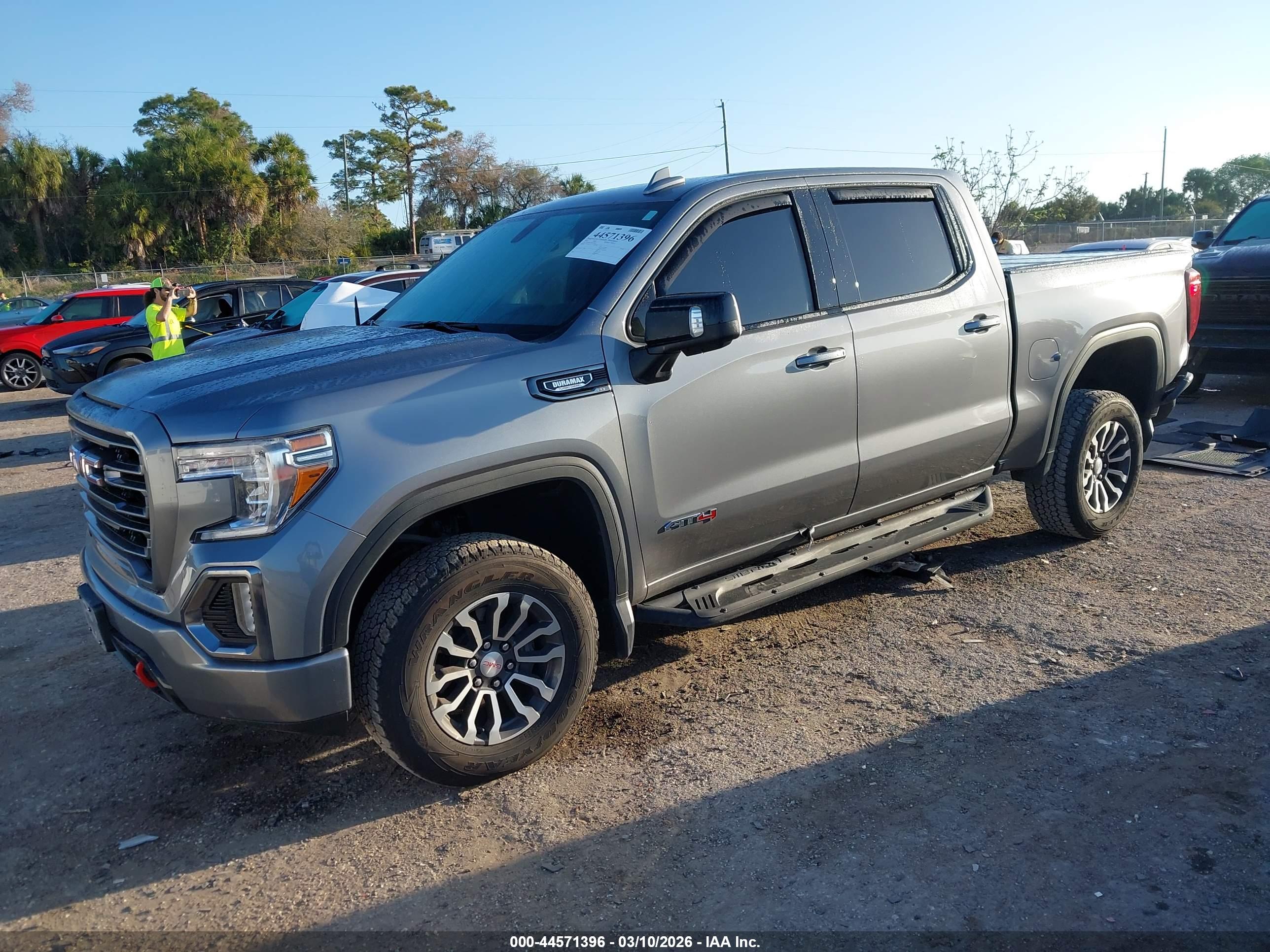 GMC SIERRA image 2
