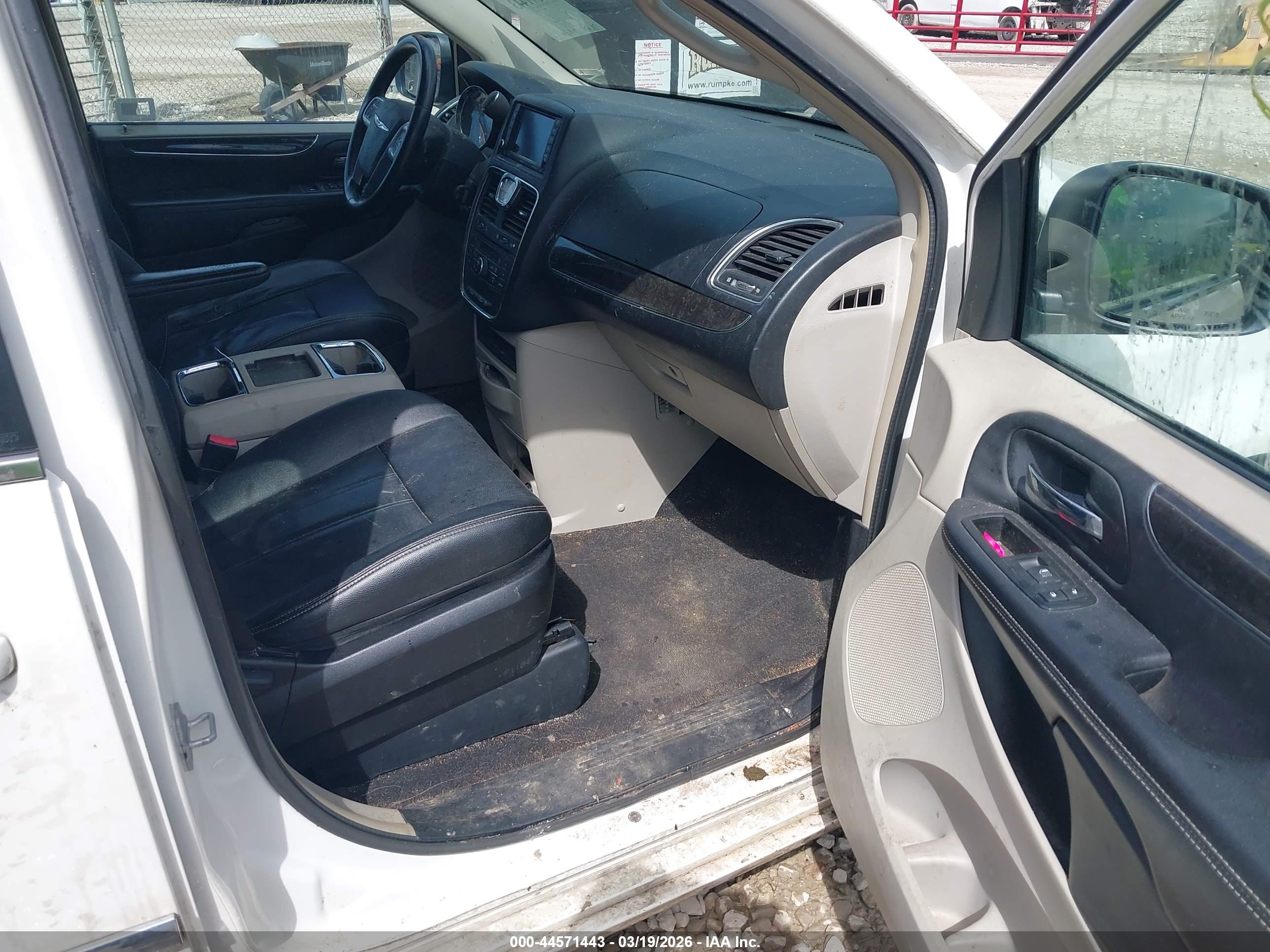CHRYSLER TOWN image 5
