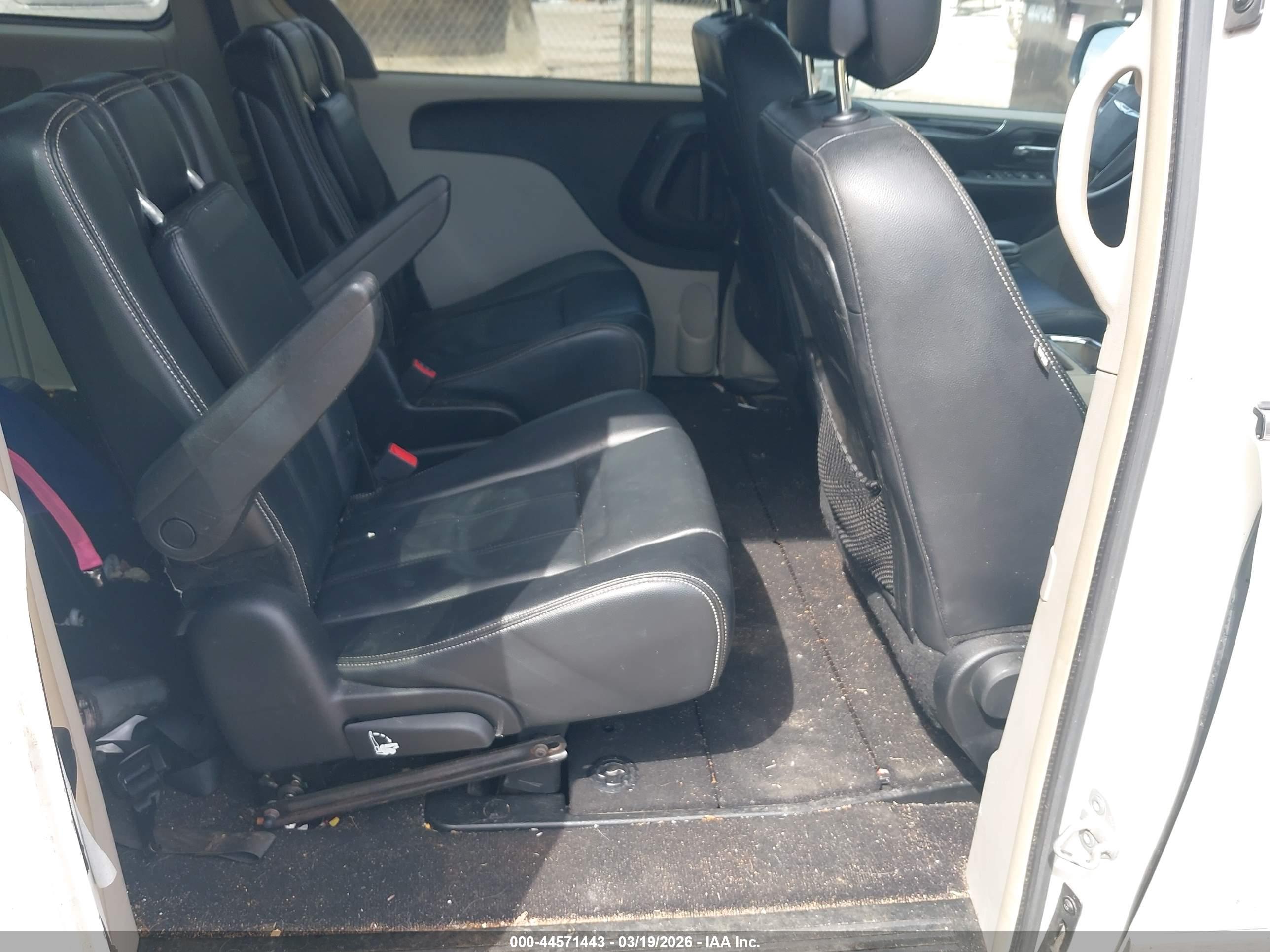 CHRYSLER TOWN image 8