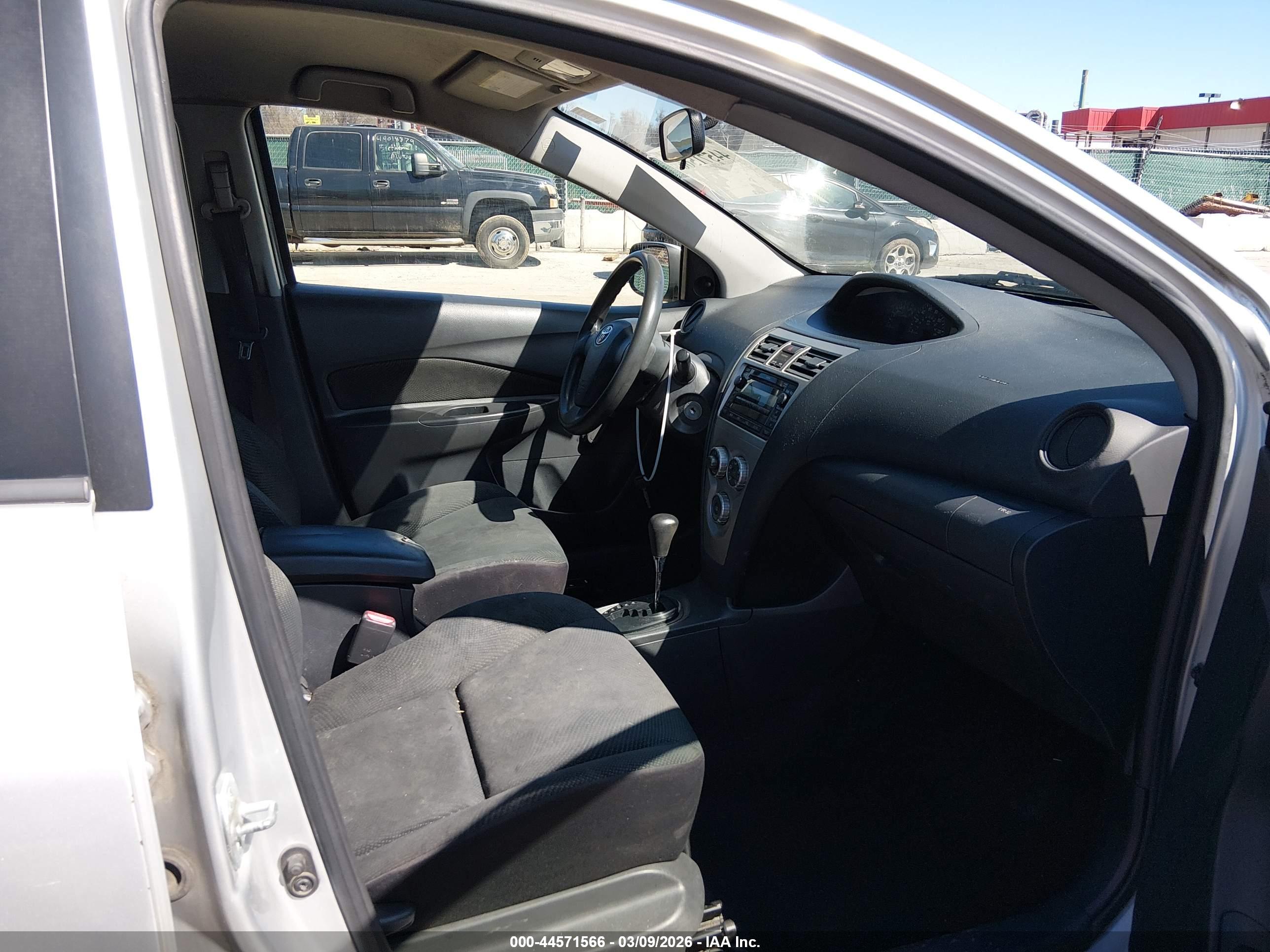 TOYOTA YARIS image 5