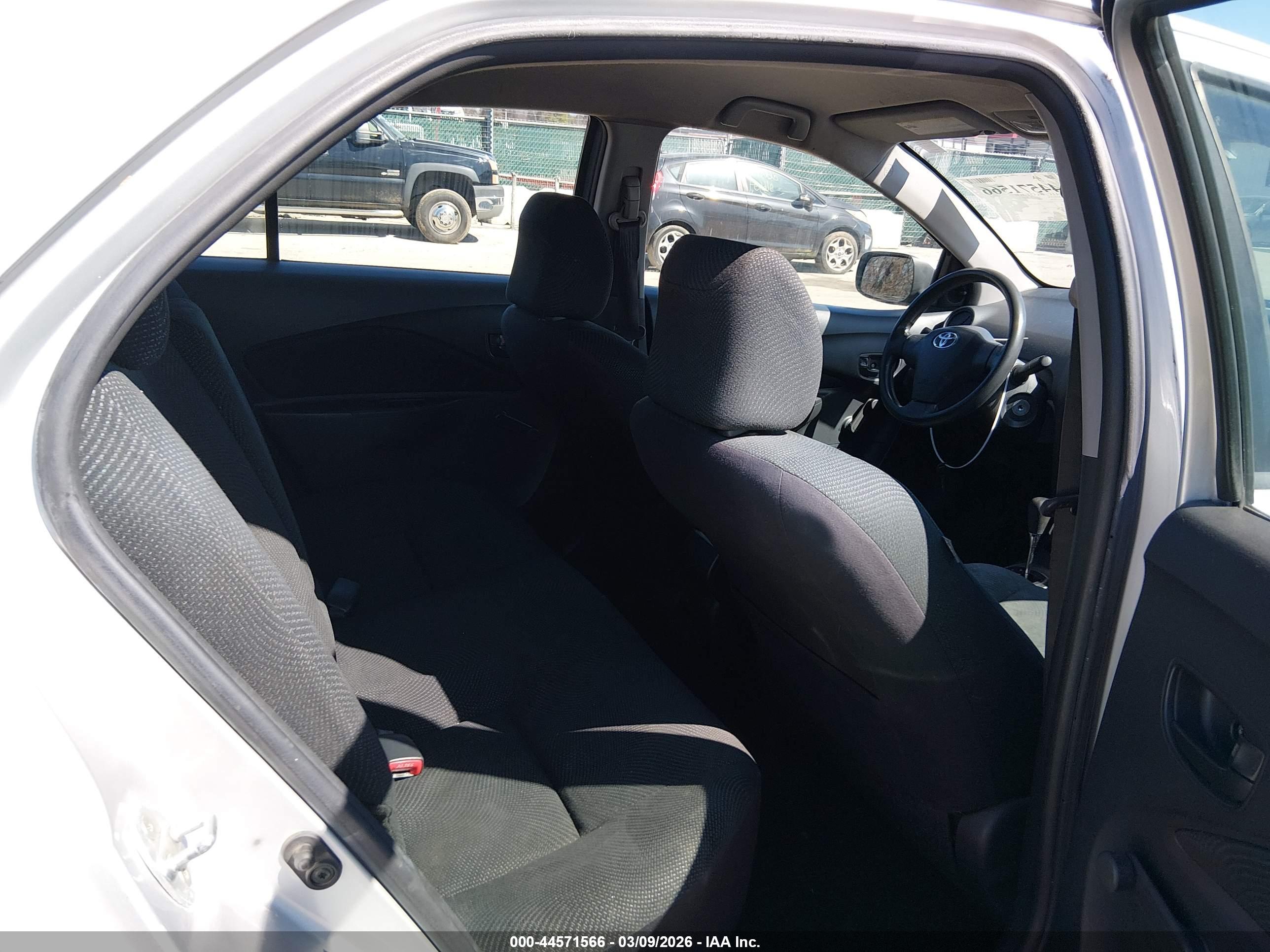 TOYOTA YARIS image 8